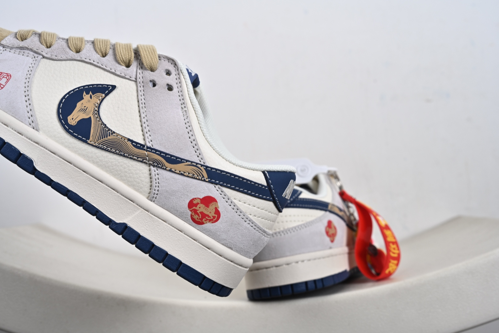 240 Nike Dunk Low 2026 丙午马年限定款 标识融入马形图案 LX1988-812-Chinese UA Cheap High Quatity Brand Clothes Bags handbags Sneakers wholesale wholesaler seller from China Factory suppliers Fashion Clothing Shoes best Quality Beautiful Price 240 Nike Dunk Low 2026 丙午马年限定款 标识融入马形图案 LX1988-812