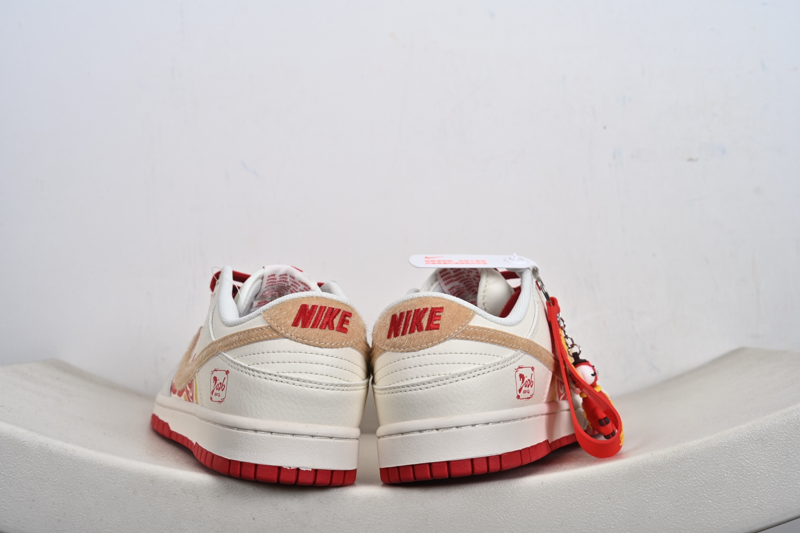 当Nike Dunk Low遇上2026马年国风，这双鞋直接把新年的氛围感拉满米白皮革打底 FC1688-258