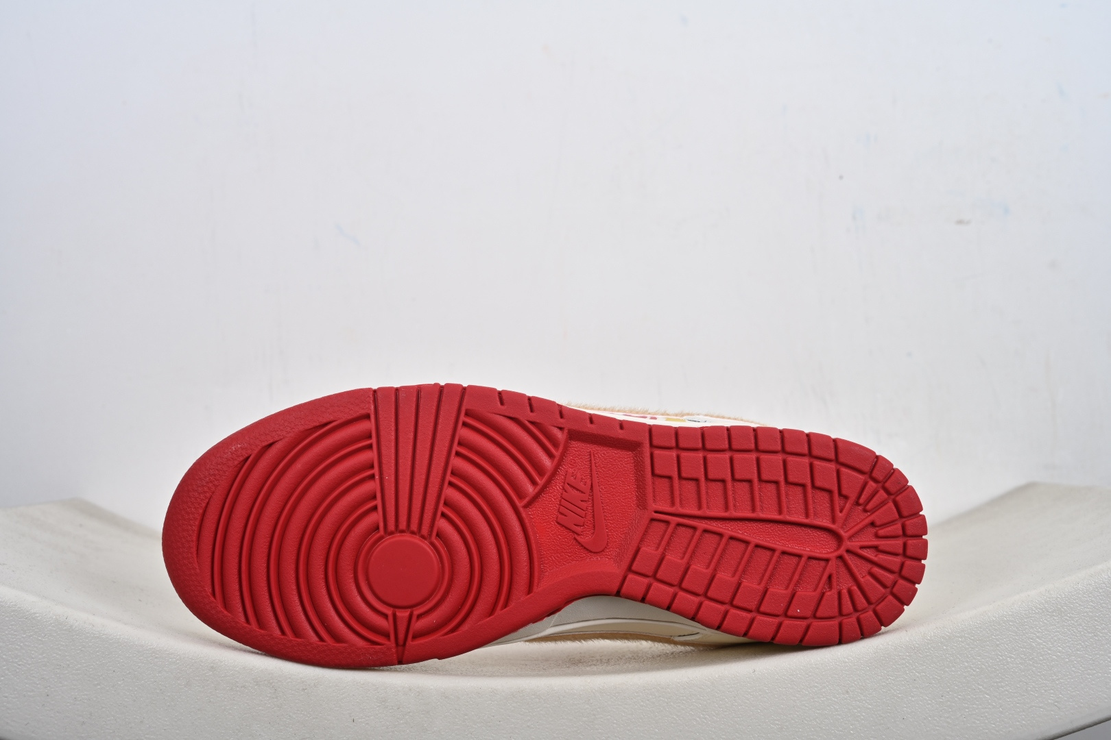 当Nike Dunk Low遇上2026马年国风，这双鞋直接把新年的氛围感拉满米白皮革打底 FC1688-258