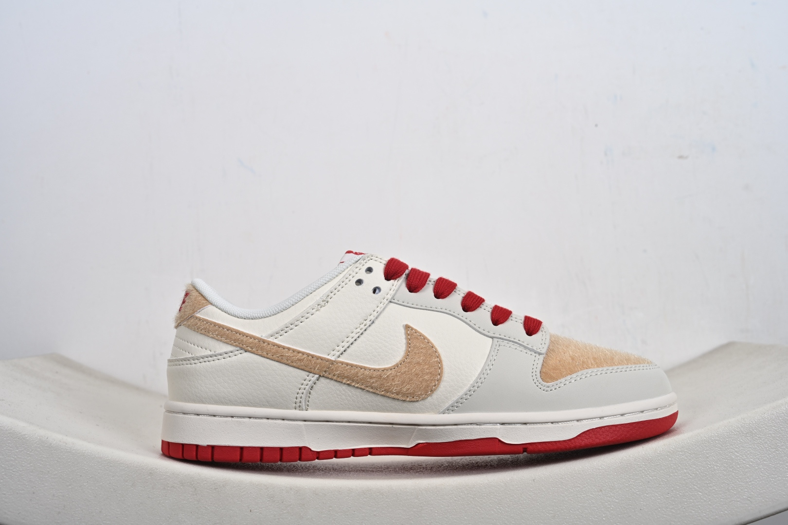 当Nike Dunk Low遇上2026马年国风，这双鞋直接把新年的氛围感拉满米白皮革打底 FC1688-258