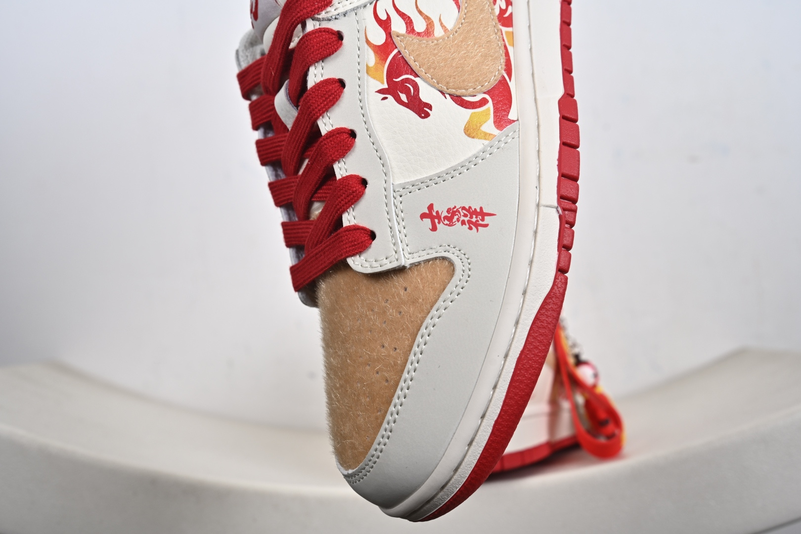 当Nike Dunk Low遇上2026马年国风，这双鞋直接把新年的氛围感拉满米白皮革打底 FC1688-258