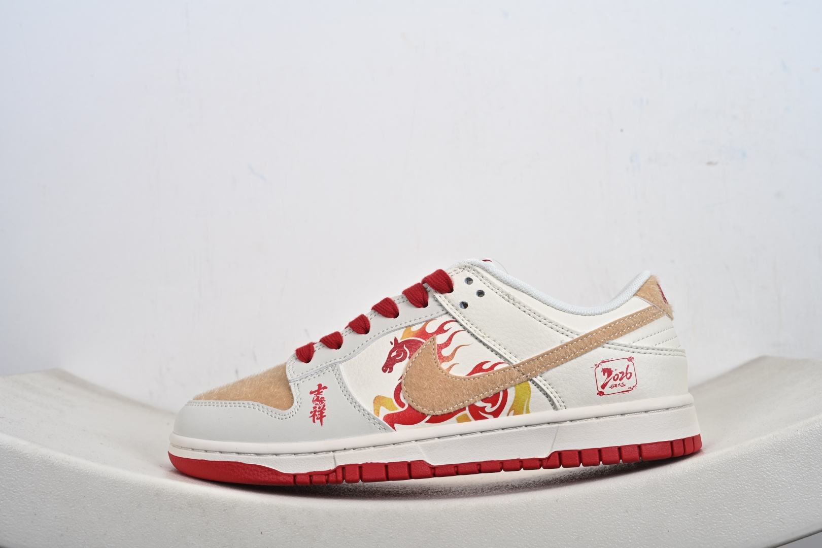 当Nike Dunk Low遇上2026马年国风，这双鞋直接把新年的氛围感拉满米白皮革打底 FC1688-258
