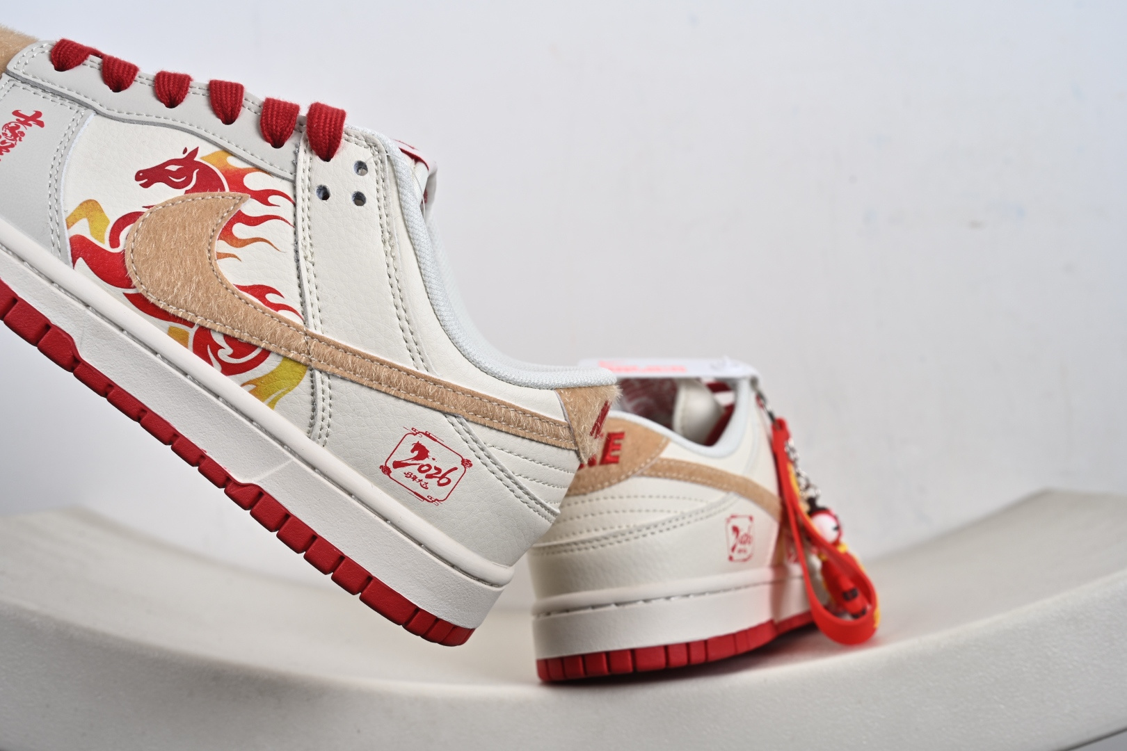 当Nike Dunk Low遇上2026马年国风，这双鞋直接把新年的氛围感拉满米白皮革打底 FC1688-258