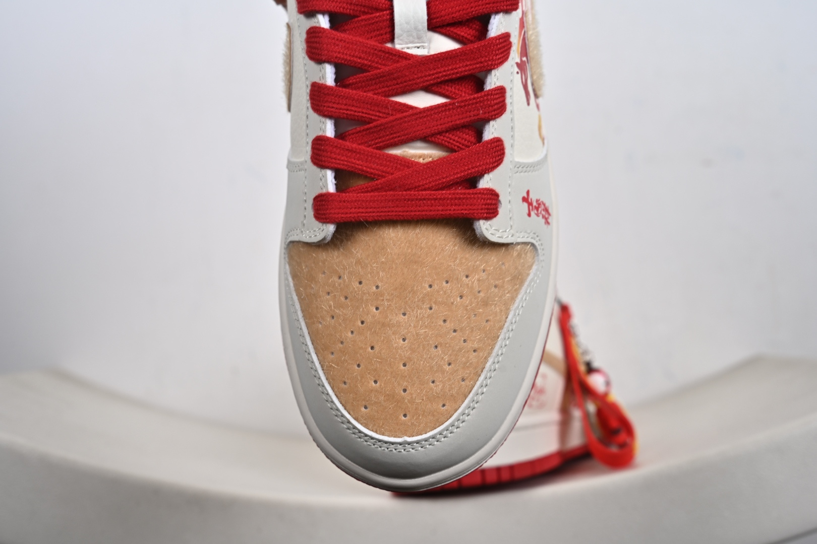 当Nike Dunk Low遇上2026马年国风，这双鞋直接把新年的氛围感拉满米白皮革打底 FC1688-258