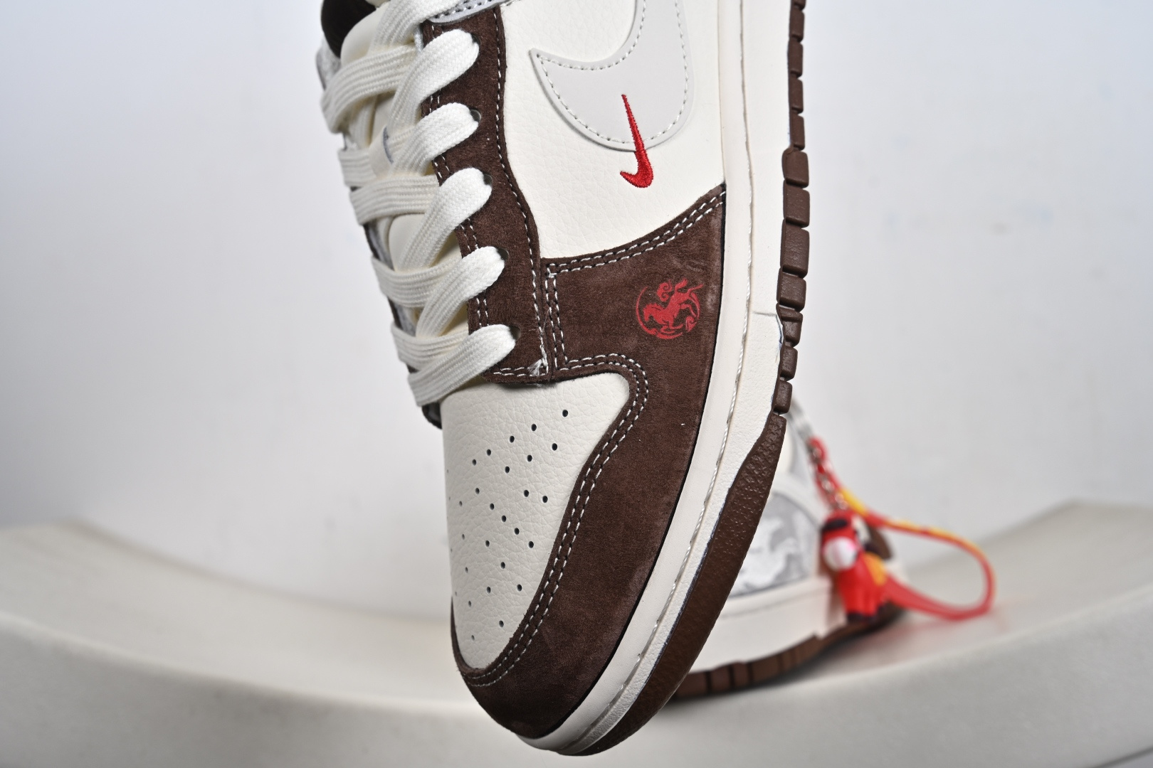 240 当东方古韵邂逅街头潮流,这双Nike Dunk Low ZH2598-810-Chinese UA Cheap High Quatity Brand Clothes Bags handbags Sneakers wholesale wholesaler seller from China Factory suppliers Fashion Clothing Shoes best Quality Beautiful Price 240 当东方古韵邂逅街头潮流,这双Nike Dunk Low ZH2598-810