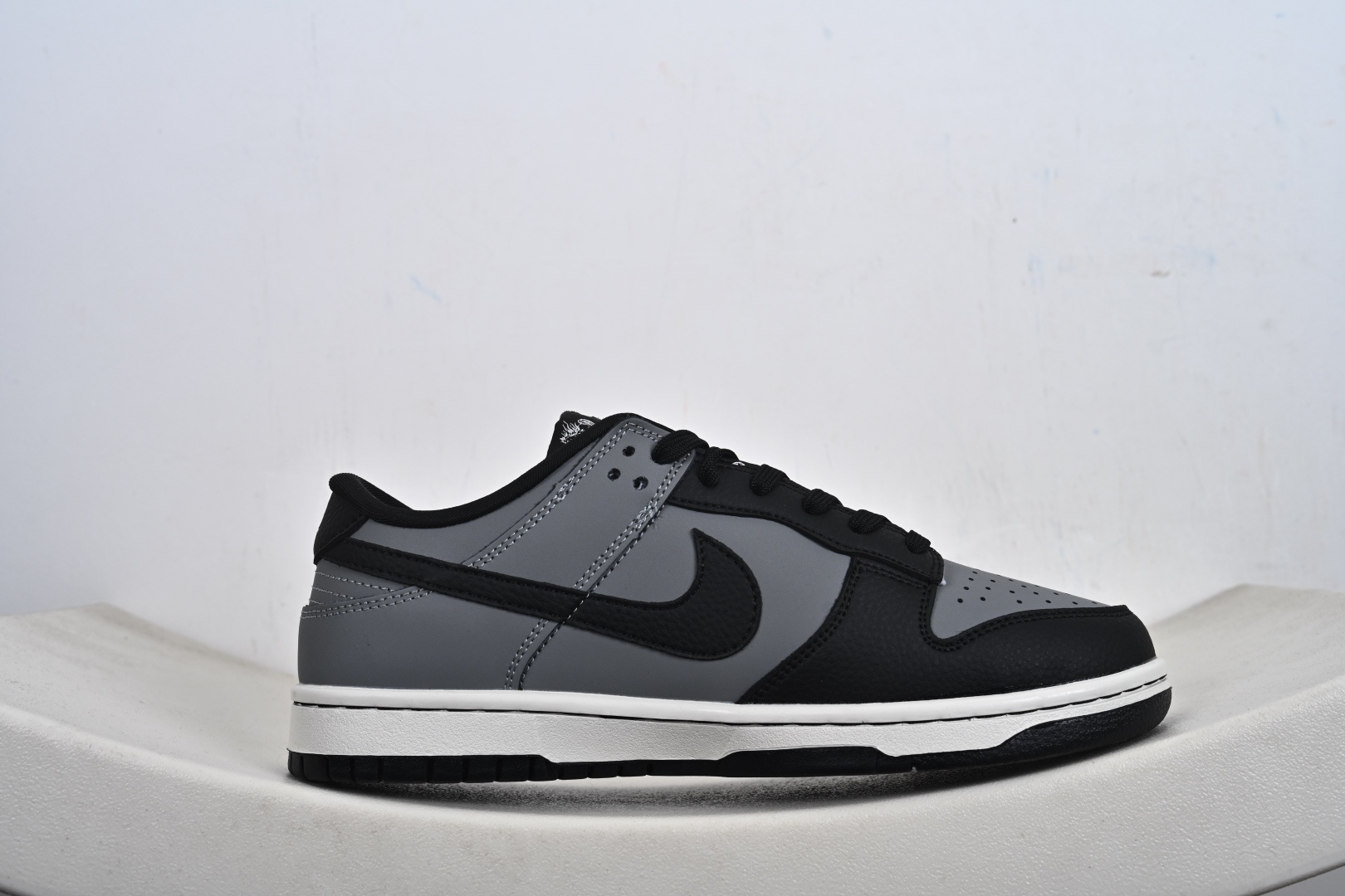260 Nike SB Dunk Low 马年限定 玄墨炭灰 高端定制 低帮休闲板鞋 NH0601-481-Chinese UA Cheap High Quatity Brand Clothes Bags handbags Sneakers wholesale wholesaler seller from China Factory suppliers Fashion Clothing Shoes best Quality Beautiful Price 260 Nike SB Dunk Low 马年限定 玄墨炭灰 高端定制 低帮休闲板鞋 NH0601-481