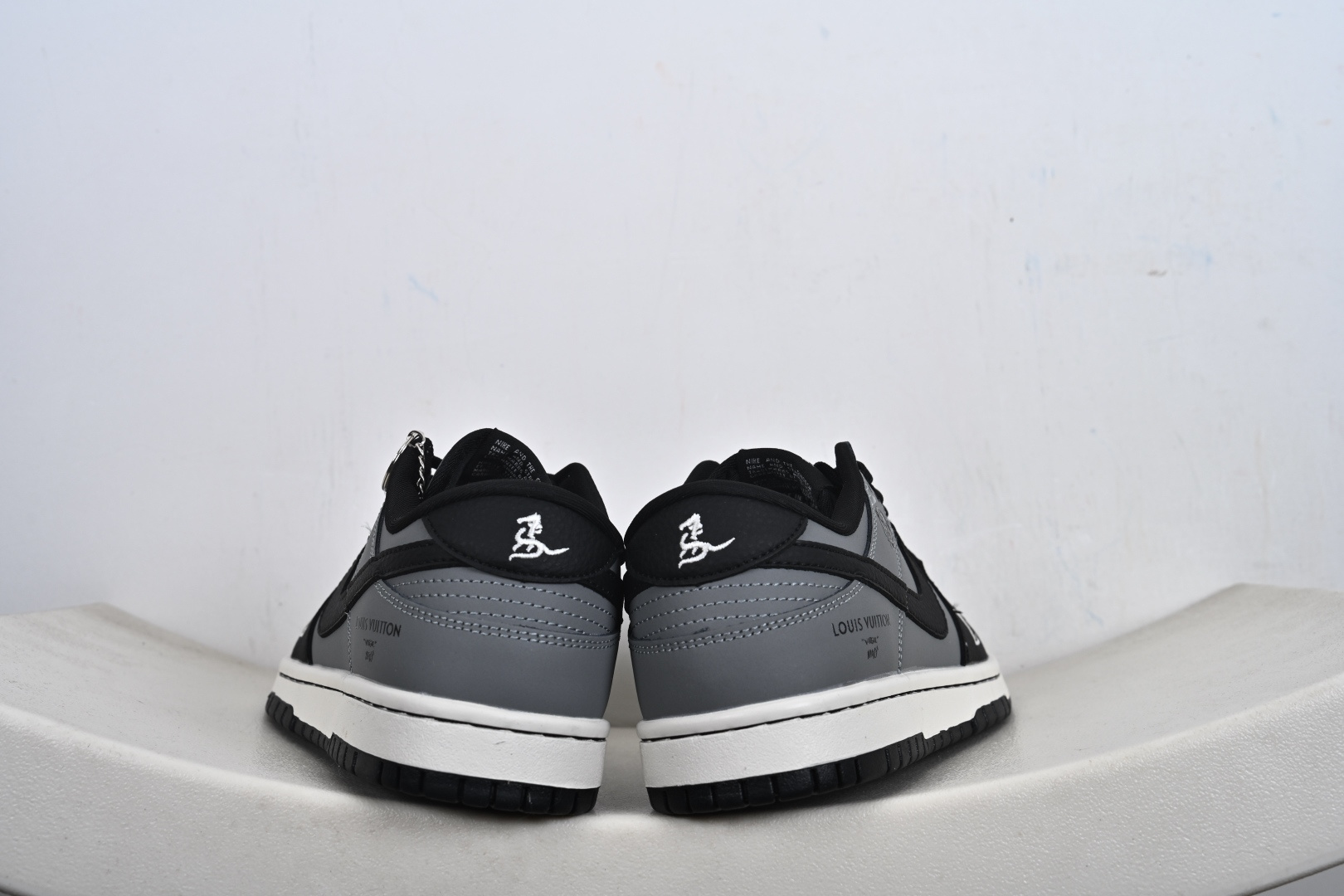 260 Nike SB Dunk Low 马年限定 玄墨炭灰 高端定制 低帮休闲板鞋 NH0601-481-Chinese UA Cheap High Quatity Brand Clothes Bags handbags Sneakers wholesale wholesaler seller from China Factory suppliers Fashion Clothing Shoes best Quality Beautiful Price 260 Nike SB Dunk Low 马年限定 玄墨炭灰 高端定制 低帮休闲板鞋 NH0601-481
