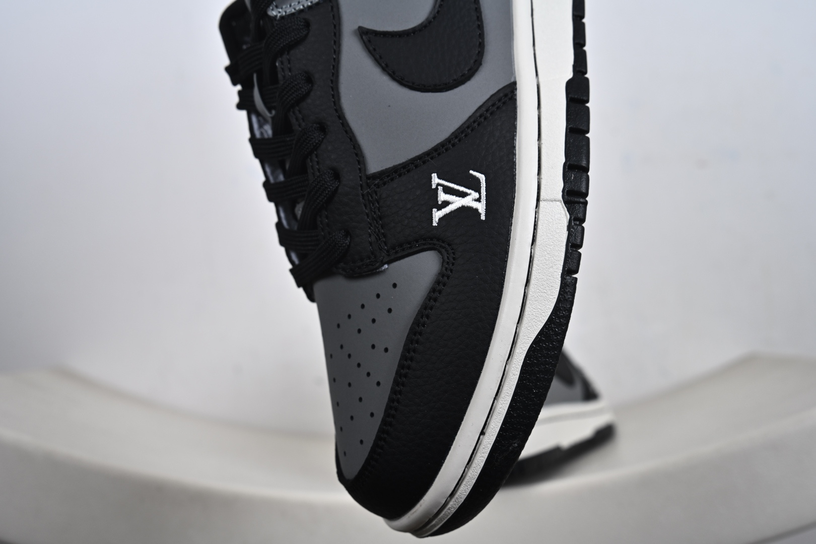 260 Nike SB Dunk Low 马年限定 玄墨炭灰 高端定制 低帮休闲板鞋 NH0601-481-Chinese UA Cheap High Quatity Brand Clothes Bags handbags Sneakers wholesale wholesaler seller from China Factory suppliers Fashion Clothing Shoes best Quality Beautiful Price 260 Nike SB Dunk Low 马年限定 玄墨炭灰 高端定制 低帮休闲板鞋 NH0601-481