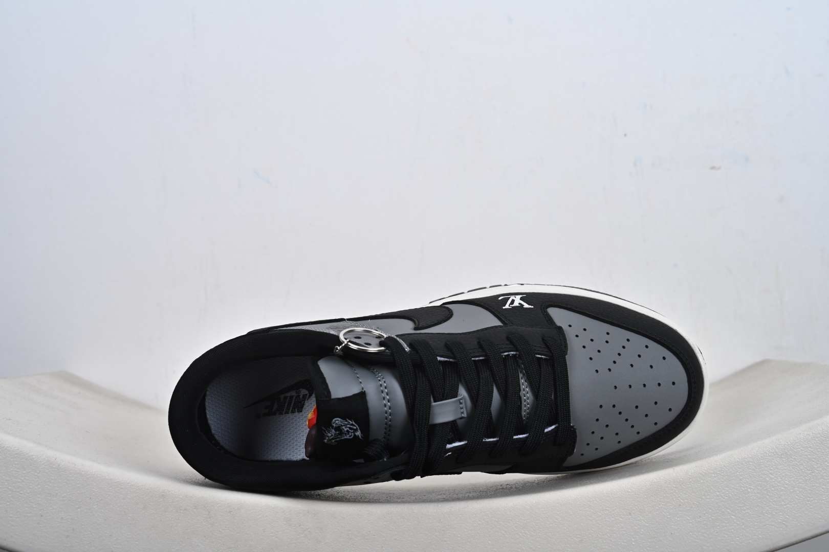 260 Nike SB Dunk Low 马年限定 玄墨炭灰 高端定制 低帮休闲板鞋 NH0601-481-Chinese UA Cheap High Quatity Brand Clothes Bags handbags Sneakers wholesale wholesaler seller from China Factory suppliers Fashion Clothing Shoes best Quality Beautiful Price 260 Nike SB Dunk Low 马年限定 玄墨炭灰 高端定制 低帮休闲板鞋 NH0601-481