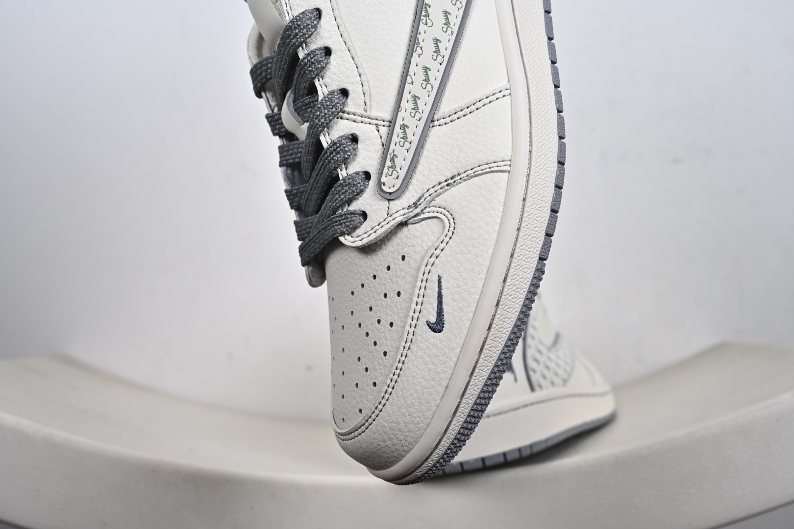 260 Travis Scott x Jordan 1 Low 高端定制 乔丹倒勾低帮休闲板鞋 HH7518-085