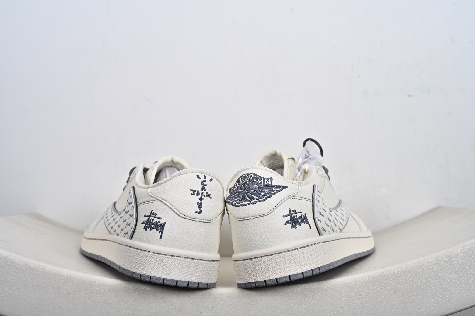 260 街头涂鸦!Travis Scott x Jordan 1 Low x Stüssy(斯图西联名)三方联名乔丹倒勾 HH7518-085-Chinese UA Cheap High Quatity Brand Clothes Bags handbags Sneakers wholesale wholesaler seller from China Factory suppliers Fashion Clothing Shoes best Quality Beautiful Price 260 街头涂鸦!Travis Scott x Jordan 1 Low x Stüssy(斯图西联名)三方联名乔丹倒勾 HH7518-085