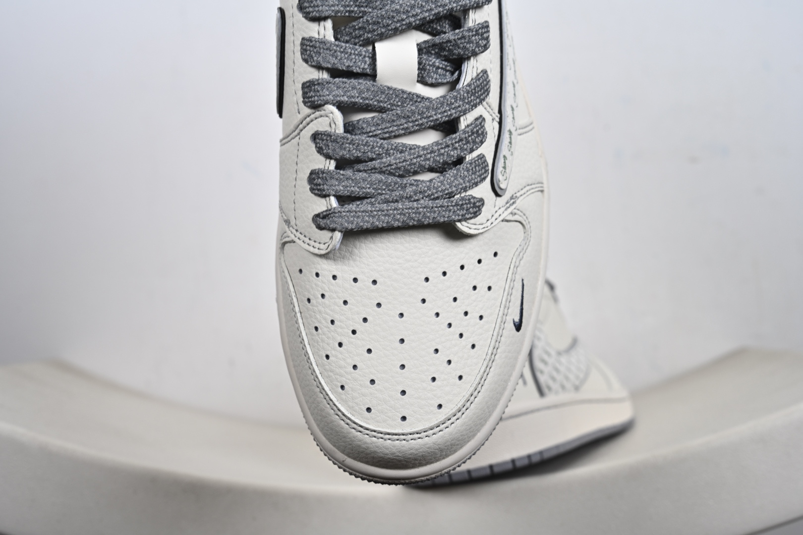 260 街头涂鸦!Travis Scott x Jordan 1 Low x Stüssy(斯图西联名)三方联名乔丹倒勾 HH7518-085-Chinese UA Cheap High Quatity Brand Clothes Bags handbags Sneakers wholesale wholesaler seller from China Factory suppliers Fashion Clothing Shoes best Quality Beautiful Price 260 街头涂鸦!Travis Scott x Jordan 1 Low x Stüssy(斯图西联名)三方联名乔丹倒勾 HH7518-085