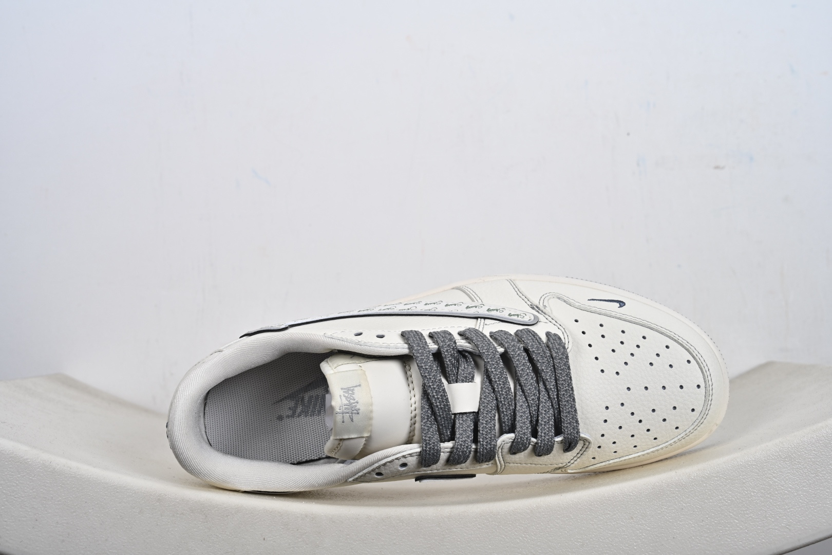 260 街头涂鸦!Travis Scott x Jordan 1 Low x Stüssy(斯图西联名)三方联名乔丹倒勾 HH7518-085-Chinese UA Cheap High Quatity Brand Clothes Bags handbags Sneakers wholesale wholesaler seller from China Factory suppliers Fashion Clothing Shoes best Quality Beautiful Price 260 街头涂鸦!Travis Scott x Jordan 1 Low x Stüssy(斯图西联名)三方联名乔丹倒勾 HH7518-085