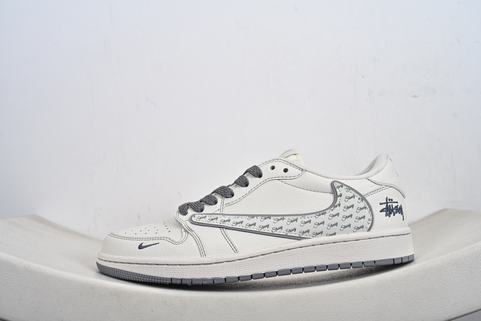 260 街头涂鸦!Travis Scott x Jordan 1 Low x Stüssy(斯图西联名)三方联名乔丹倒勾 HH7518-085-Chinese UA Cheap High Quatity Brand Clothes Bags handbags Sneakers wholesale wholesaler seller from China Factory suppliers Fashion Clothing Shoes best Quality Beautiful Price 260 街头涂鸦!Travis Scott x Jordan 1 Low x Stüssy(斯图西联名)三方联名乔丹倒勾 HH7518-085