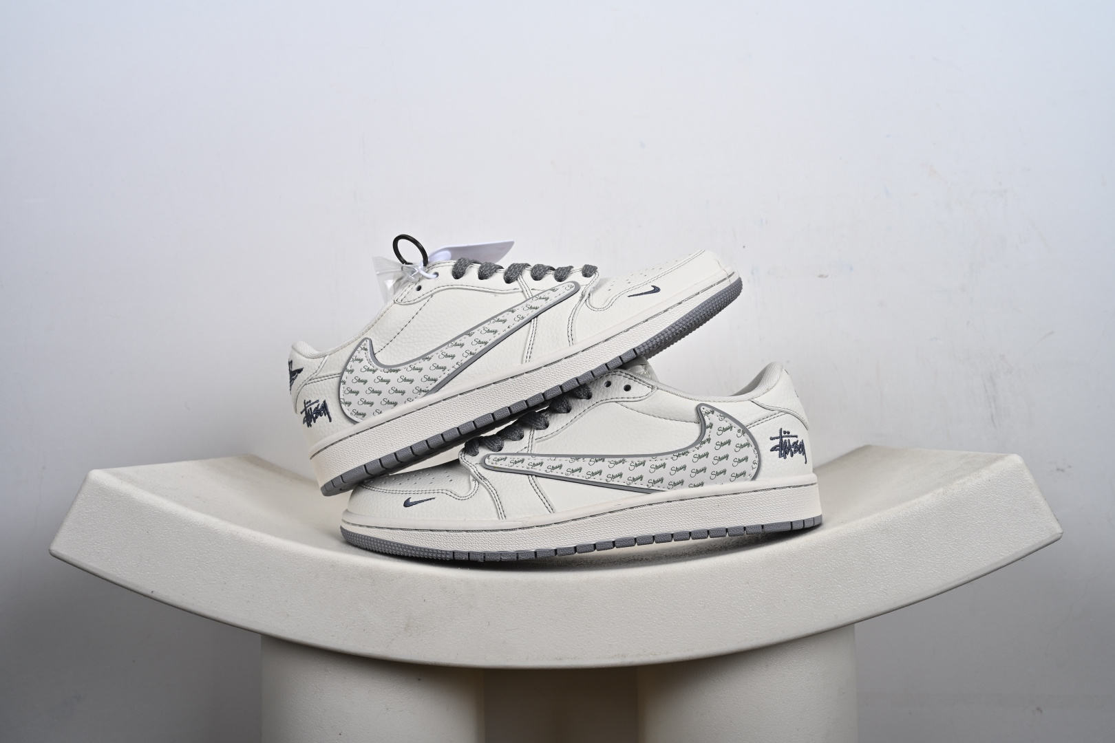 260 街头涂鸦!Travis Scott x Jordan 1 Low x Stüssy(斯图西联名)三方联名乔丹倒勾 HH7518-085-Chinese UA Cheap High Quatity Brand Clothes Bags handbags Sneakers wholesale wholesaler seller from China Factory suppliers Fashion Clothing Shoes best Quality Beautiful Price 260 街头涂鸦!Travis Scott x Jordan 1 Low x Stüssy(斯图西联名)三方联名乔丹倒勾 HH7518-085