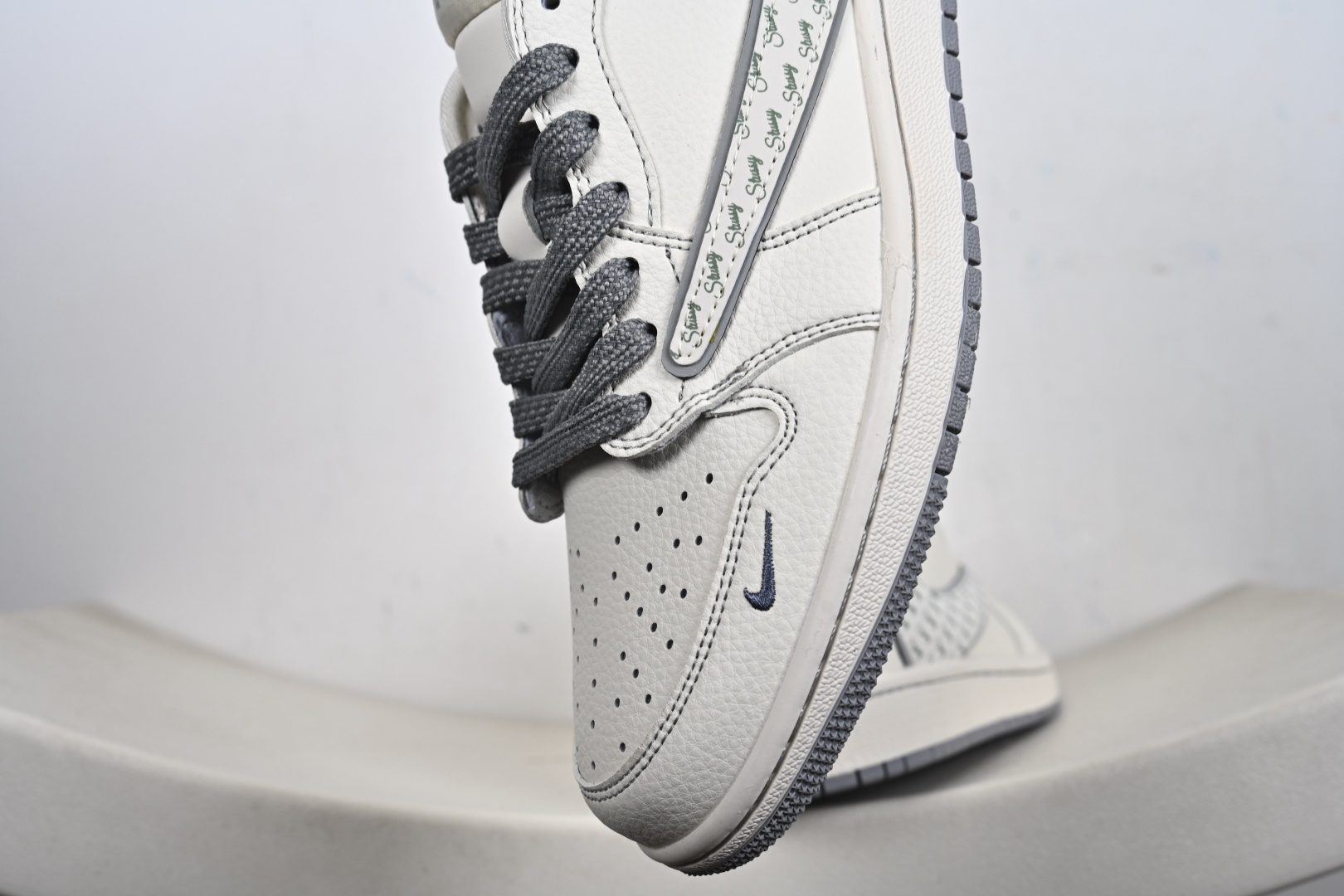 260 街头涂鸦!Travis Scott x Jordan 1 Low x Stüssy(斯图西联名)三方联名乔丹倒勾 HH7518-085-Chinese UA Cheap High Quatity Brand Clothes Bags handbags Sneakers wholesale wholesaler seller from China Factory suppliers Fashion Clothing Shoes best Quality Beautiful Price 260 街头涂鸦!Travis Scott x Jordan 1 Low x Stüssy(斯图西联名)三方联名乔丹倒勾 HH7518-085