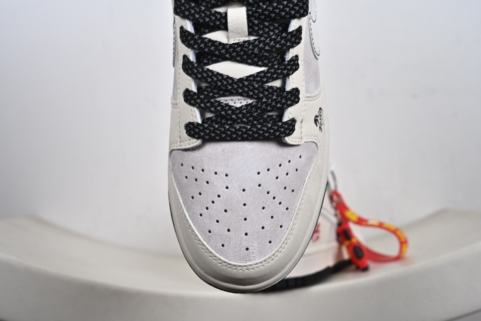 2026丙午马年专属Nike Dunk Low ZH2598-808惊艳亮相奶白主调铺陈出温柔的视觉基底