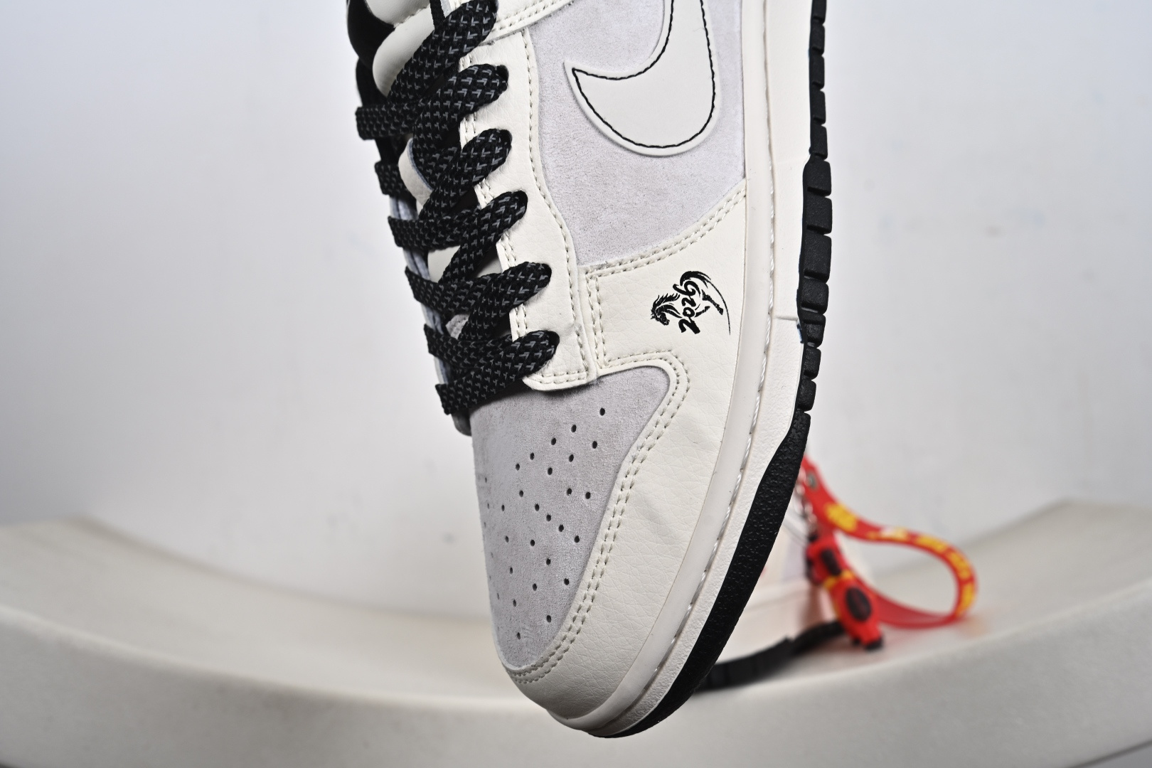 2026丙午马年专属Nike Dunk Low ZH2598-808惊艳亮相奶白主调铺陈出温柔的视觉基底