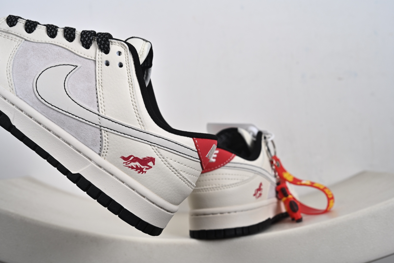 2026丙午马年专属Nike Dunk Low ZH2598-808惊艳亮相奶白主调铺陈出温柔的视觉基底
