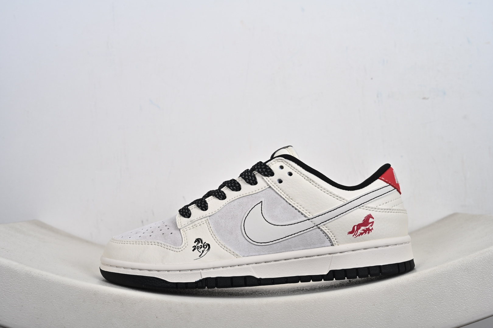 2026丙午马年专属Nike Dunk Low ZH2598-808惊艳亮相奶白主调铺陈出温柔的视觉基底