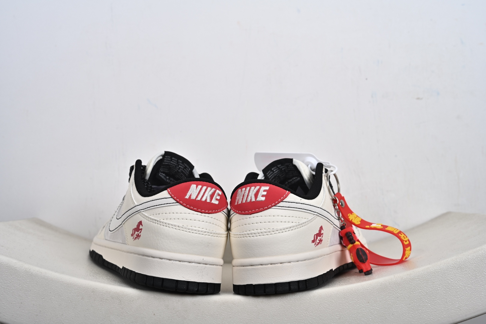 2026丙午马年专属Nike Dunk Low ZH2598-808惊艳亮相奶白主调铺陈出温柔的视觉基底