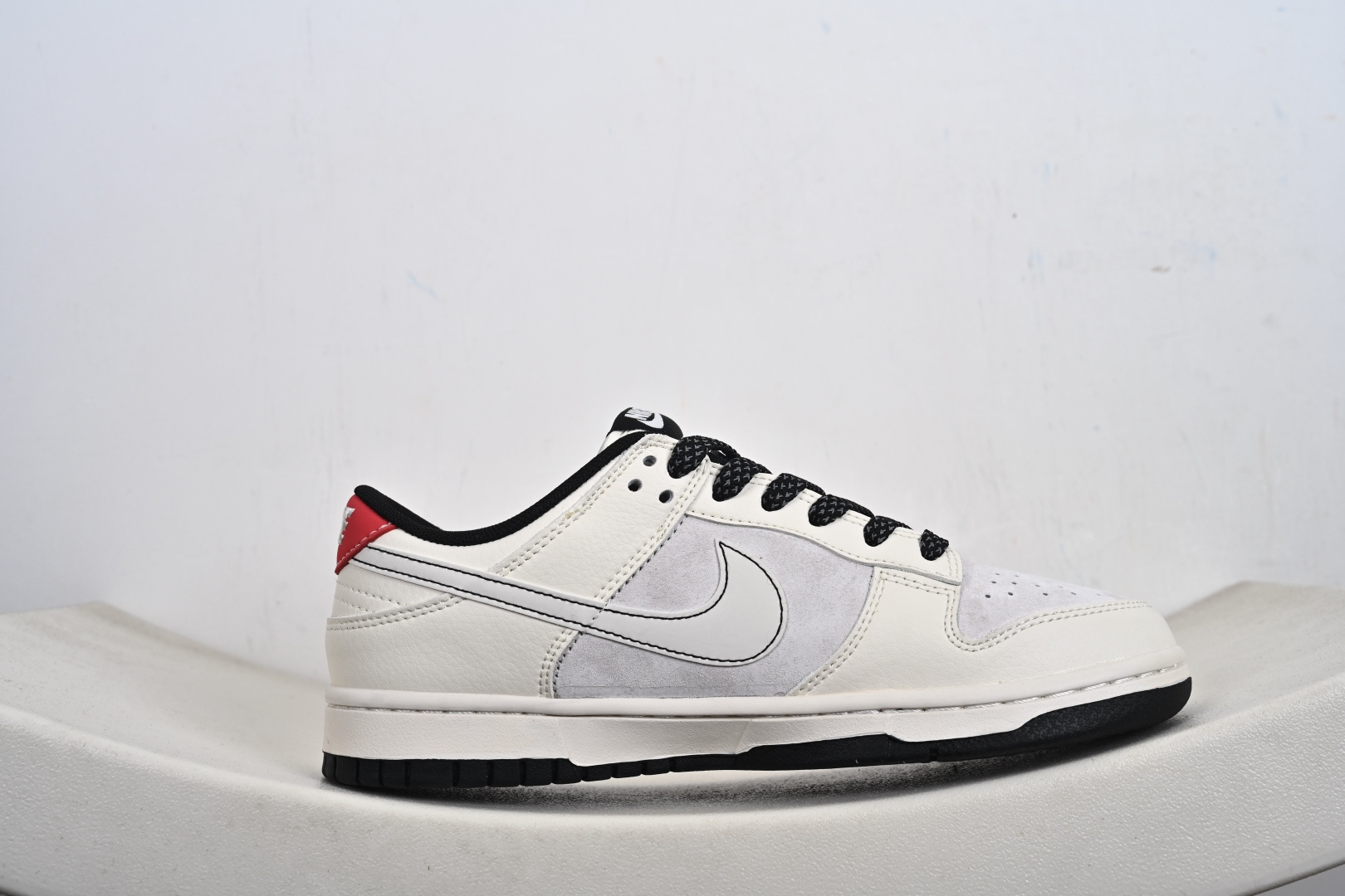 2026丙午马年专属Nike Dunk Low ZH2598-808惊艳亮相奶白主调铺陈出温柔的视觉基底