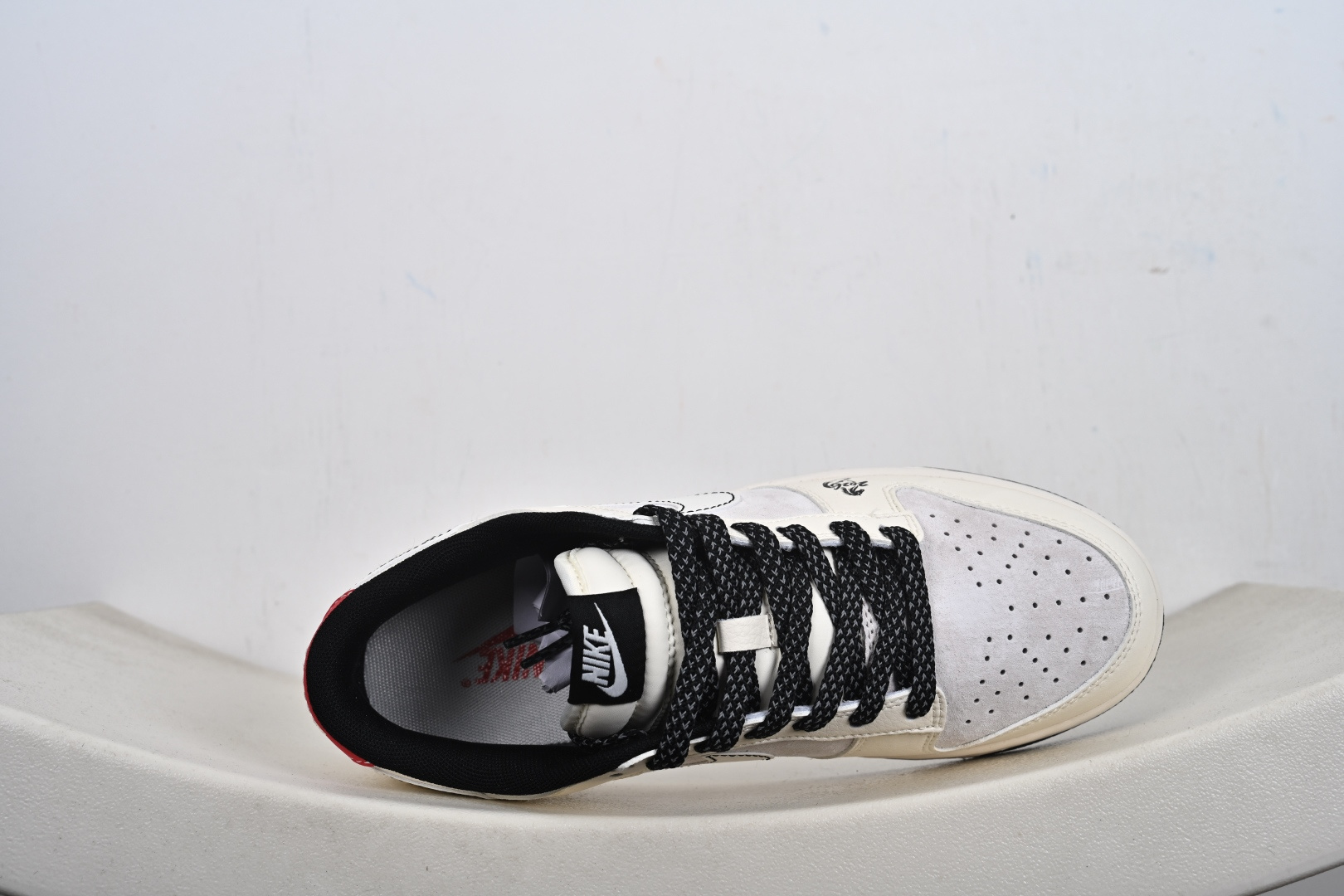 2026丙午马年专属Nike Dunk Low ZH2598-808惊艳亮相奶白主调铺陈出温柔的视觉基底