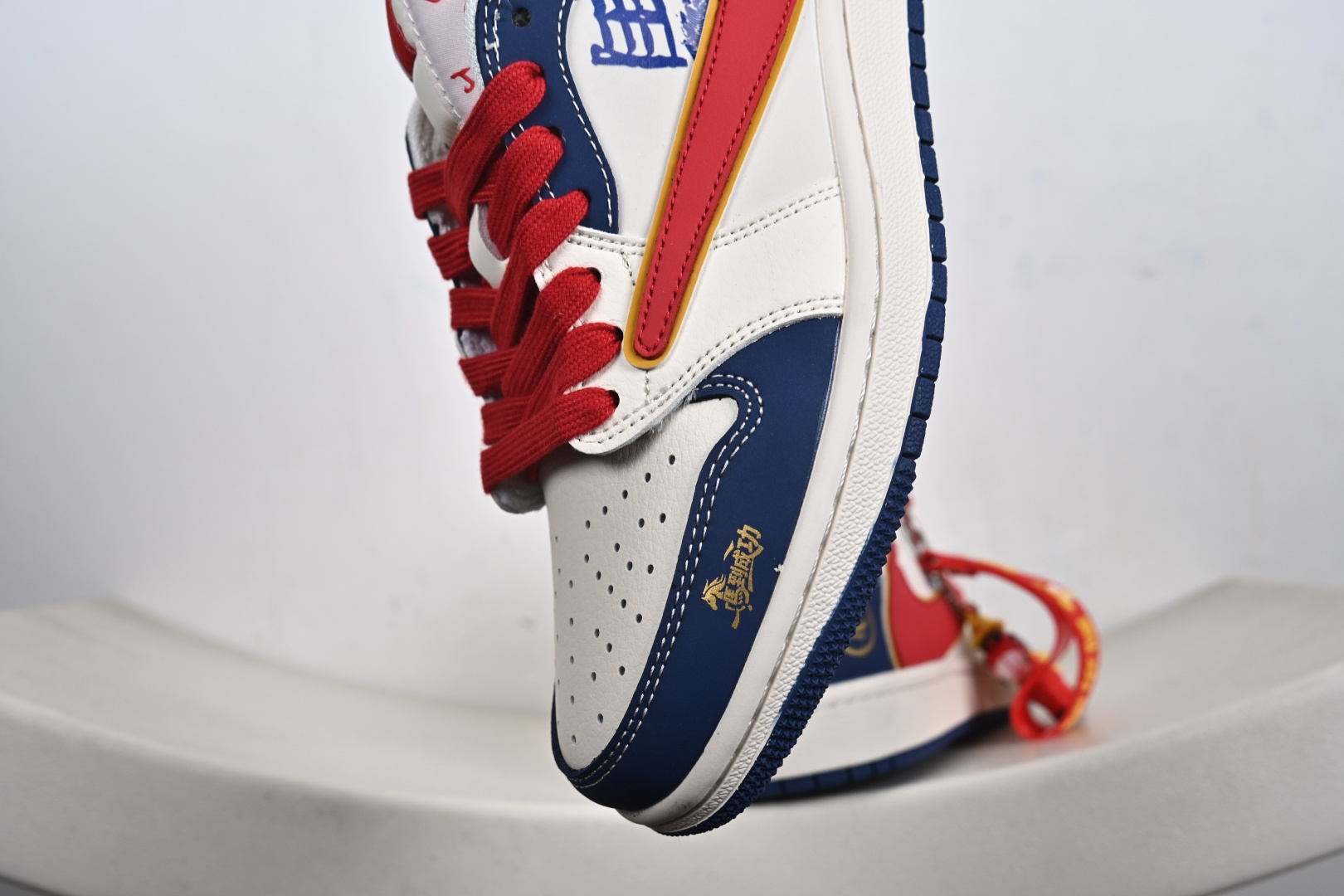 240 Air Jordan Low FC1688-254这波配色直接封神白蓝红的撞色搭配亮眼又经典-Chinese UA Cheap High Quatity Brand Clothes Bags handbags Sneakers wholesale wholesaler seller from China Factory suppliers Fashion Clothing Shoes best Quality Beautiful Price 240 Air Jordan Low FC1688-254这波配色直接封神白蓝红的撞色搭配亮眼又经典