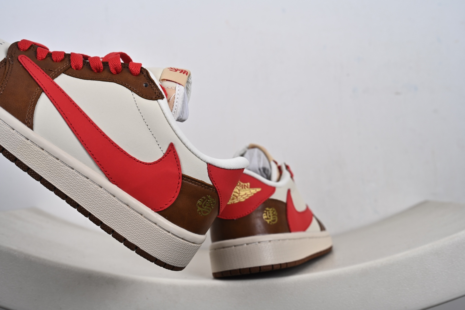 高端定制 Travis Scott x Jordan 1 Low “马年限定-白棕红” 倒勾低帮休闲版本 YF9511-500