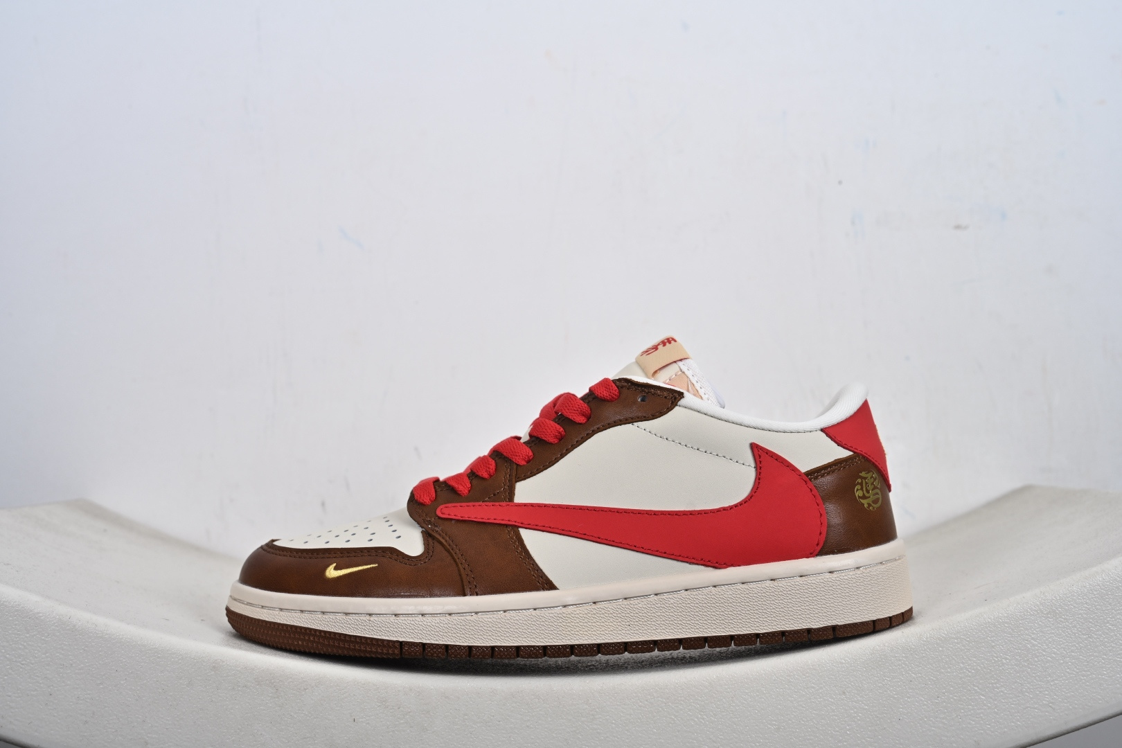 高端定制 Travis Scott x Jordan 1 Low “马年限定-白棕红” 倒勾低帮休闲版本 YF9511-500
