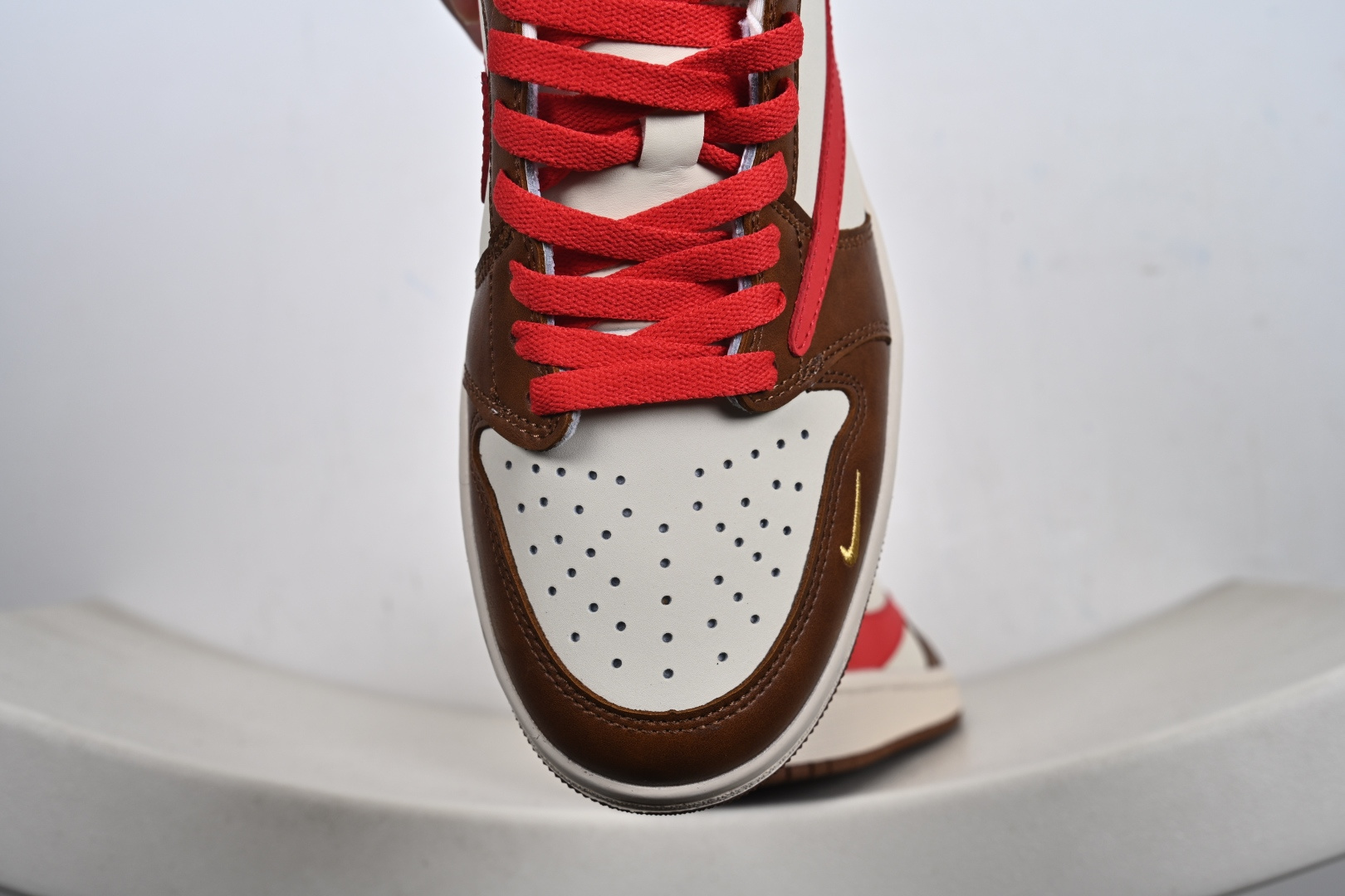 高端定制 Travis Scott x Jordan 1 Low “马年限定-白棕红” 倒勾低帮休闲版本 YF9511-500