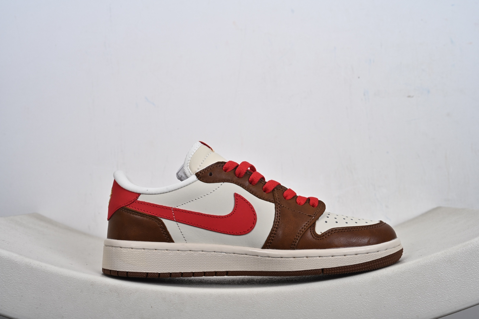高端定制 Travis Scott x Jordan 1 Low “马年限定-白棕红” 倒勾低帮休闲版本 YF9511-500