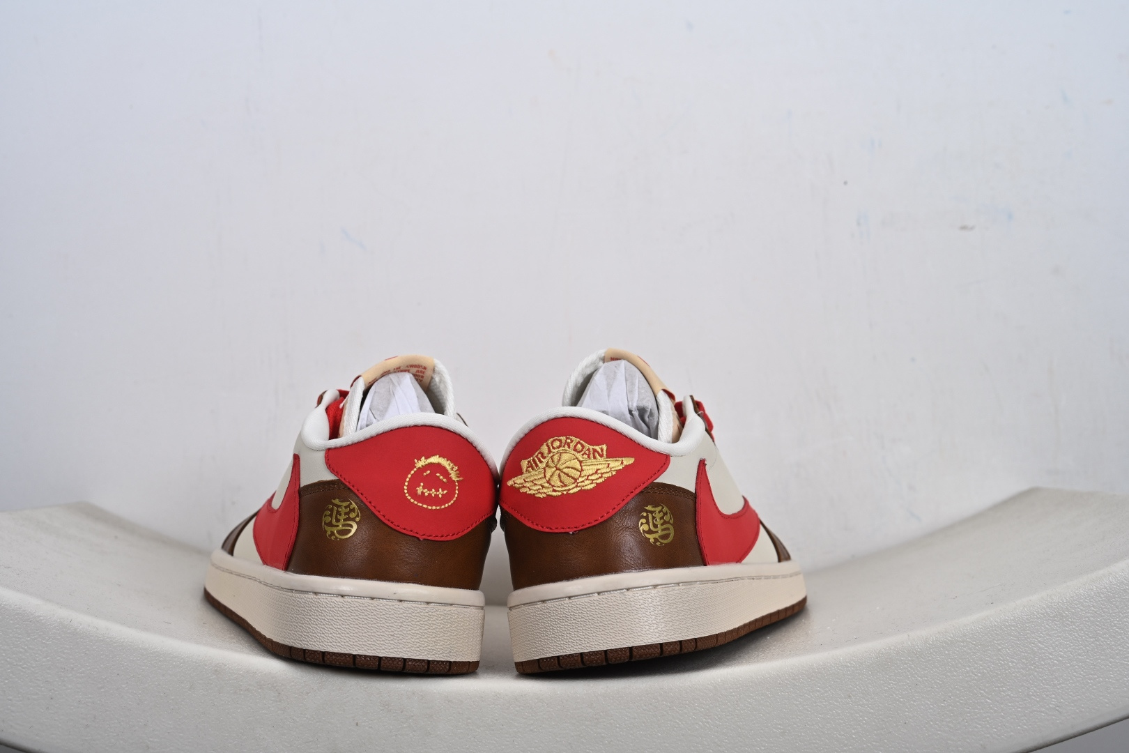 高端定制 Travis Scott x Jordan 1 Low “马年限定-白棕红” 倒勾低帮休闲版本 YF9511-500