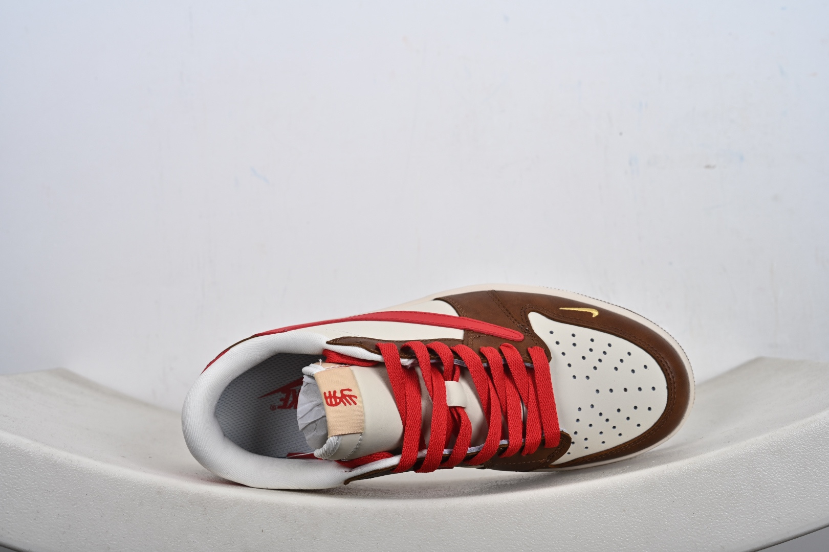 高端定制 Travis Scott x Jordan 1 Low “马年限定-白棕红” 倒勾低帮休闲版本 YF9511-500