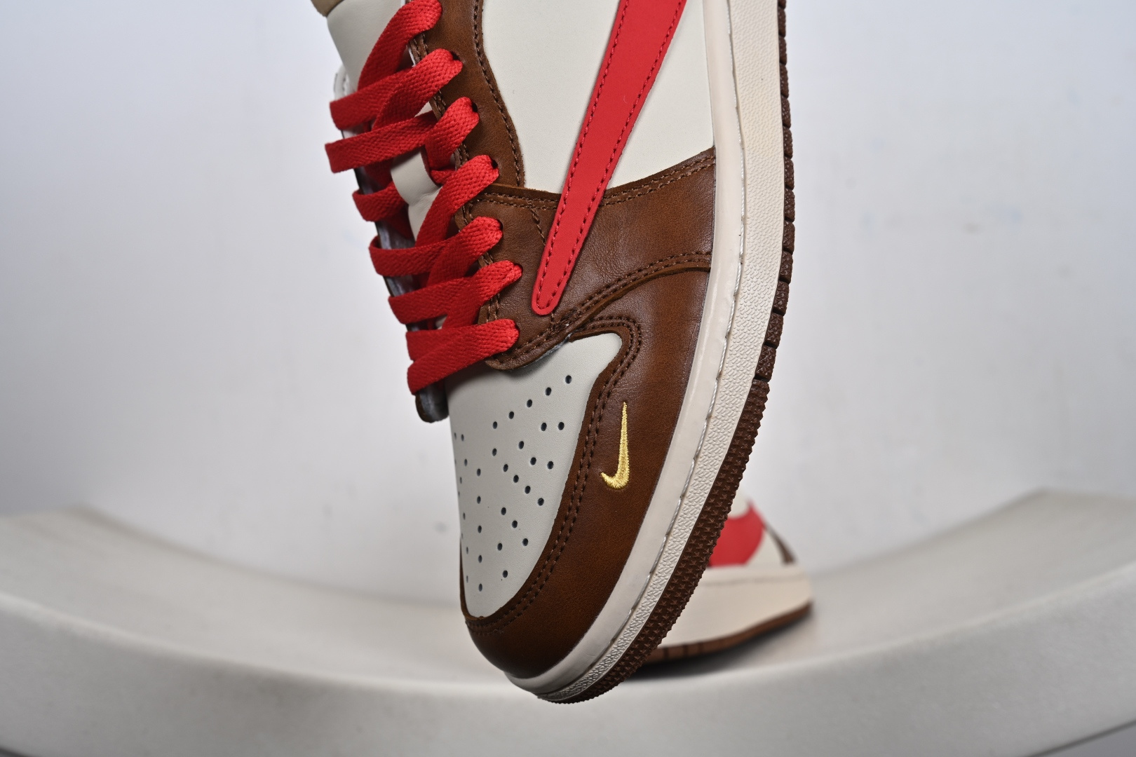 高端定制 Travis Scott x Jordan 1 Low “马年限定-白棕红” 倒勾低帮休闲版本 YF9511-500