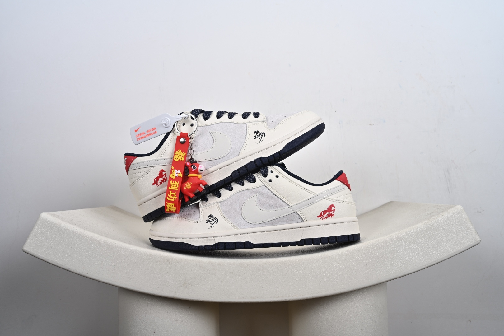 本地💰250支持放店
🐎 踏风而来，Dunk Low 马年限定！当复古 Dunk 遇上马年祥瑞，这双鞋不仅是街头潮品，更是承载着“一马当先”美好寓意的开运战靴。米白与藏蓝的温柔撞色，自带复古高级感，既保留了 Dunk 系列的街头基因，又融入了中式美学的温润气质。鞋身侧面的红色骏马刺绣与“2026”标识，低调却充满仪式感；鞋头的水墨风骏马图案，将东方写意与潮流设计巧妙结合。细腻皮革与绒面革拼接鞋面，搭配编织纹理鞋带，视觉与触感双重升级，每一处细节都透着用心。货号:ZH2598-804
码数：36 36.5 37.5 38 38.5 39 40 40.5 41 42 42.5 43 44 44.5 45-G1-F2