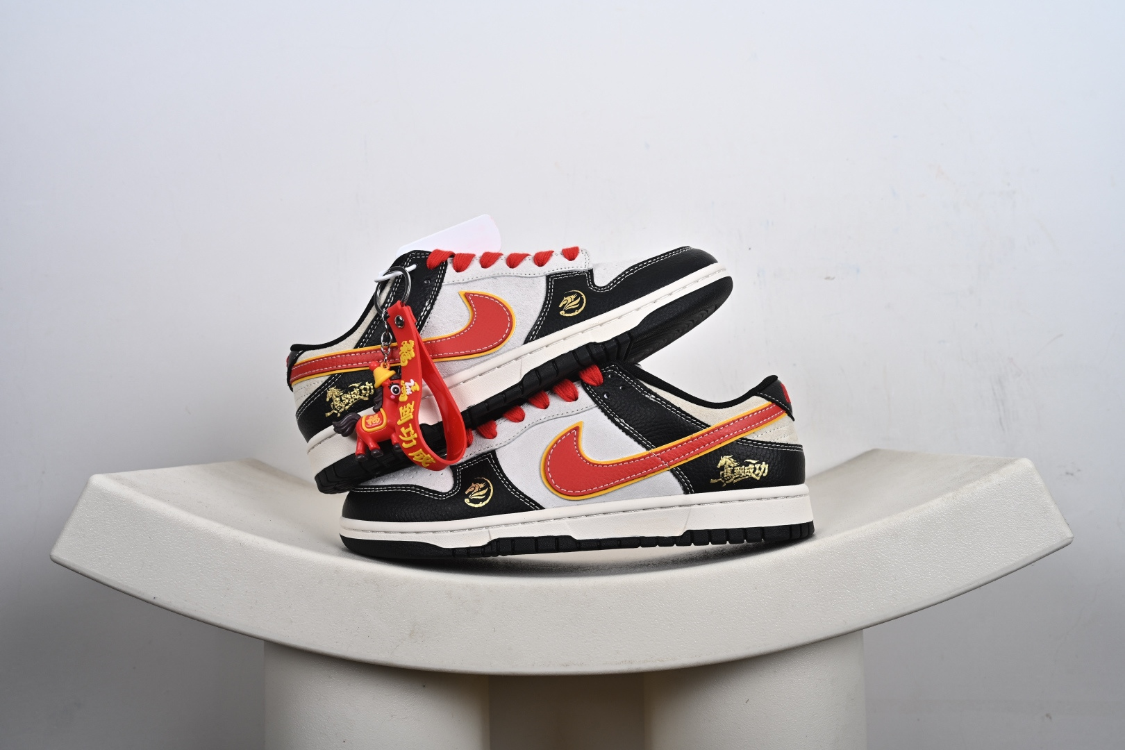 本地💰250支持放店
🐎 马年开运 Dunk，脚踩祥瑞迎新春！当经典 Dunk Low 遇上马年专属国风设计，这双鞋不仅是街头潮品，更是承载着“马到成功”美好寓意的开运战靴。标志性 Swoosh 以烈焰红为主调，辅以烫金勾边，如同一道祥瑞火光，点亮整双鞋的视觉焦点。
鞋身侧面的骏马刺绣与“马到成功”字样，将中式祝福与潮流美学完美融合，每一步都带着祥瑞之气。黑白灰皮革拼接鞋身，搭配红色鞋带，既有 Dunk 系列的复古街头感，又融入了新春佳节的喜庆氛围。
货号ZH2598-801 
码数：36 36.5 37.5 38 38.5 39 40 40.5 41 42 42.5 43 44 44.5 45-G1-F2