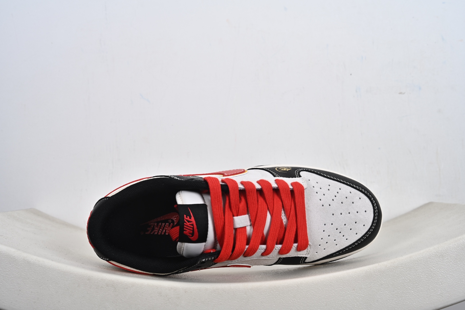 本地💰250支持放店
🐎 马年开运 Dunk,脚踩祥瑞迎新春!当经典 Dunk Low 遇上马年专属国风设计,这双鞋不仅是街头潮品,更是承载着“马到成功”美好寓意的开运战靴。标志性 Swoosh 以烈焰红为主调,辅以烫金勾边,如同一道祥瑞火光,点亮整双鞋的视觉焦点。
鞋身侧面的骏马刺绣与“马到成功”字样,将中式祝福与潮流美学完美融合,每一步都带着祥瑞之气。黑白灰皮革拼接鞋身,搭配红色鞋带,既有 Dunk 系列的复古街头感,又融入了新春佳节的喜庆氛围。
货号ZH2598-801
码数:36 36.5 37.5 38 38.5 39 40 40.5 41 42 42.5 43 44 44.5 45-G1-F2