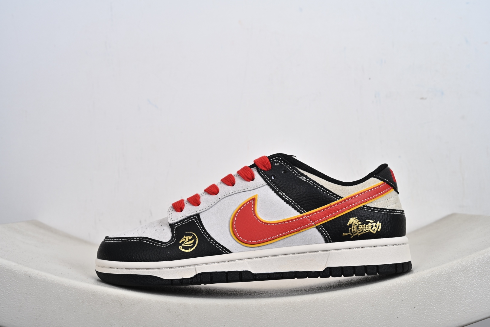 本地💰250支持放店
🐎 马年开运 Dunk,脚踩祥瑞迎新春!当经典 Dunk Low 遇上马年专属国风设计,这双鞋不仅是街头潮品,更是承载着“马到成功”美好寓意的开运战靴。标志性 Swoosh 以烈焰红为主调,辅以烫金勾边,如同一道祥瑞火光,点亮整双鞋的视觉焦点。
鞋身侧面的骏马刺绣与“马到成功”字样,将中式祝福与潮流美学完美融合,每一步都带着祥瑞之气。黑白灰皮革拼接鞋身,搭配红色鞋带,既有 Dunk 系列的复古街头感,又融入了新春佳节的喜庆氛围。
货号ZH2598-801
码数:36 36.5 37.5 38 38.5 39 40 40.5 41 42 42.5 43 44 44.5 45-G1-F2