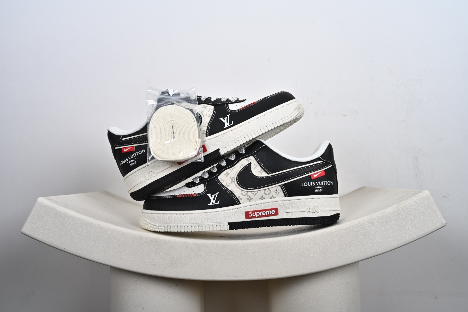 本地💰250优势放店
Nike Air Force 1 Low x Louis Vuitton x Supreme 三方联名定制款
以 Nike Air Force 1 Low 经典鞋型为基底，深度融入 Louis Vuitton（LV）品牌元素（Monogram 老花暗纹、LV 字母标识、“LOUIS VUITTON” 字样）与 Supreme 标志性红色品牌标识，实现高端奢侈质感、街头潮牌调性与经典鞋型的三重结合，既保留了 LV 的奢华辨识度，又注入了 Supreme 的街头潮流属性；采用黑、白撞色为主调，LV 老花暗纹提升细节层次，Supreme 红标强化视觉焦点，平衡了奢侈感与街头设计的灵动性。LV 品牌元素以暗纹 / 标识形式呈现，Supreme 标识采用精准印花工艺，撞色拼接处缝线规整，体现了定制款鞋品的风格融合与细节打磨。
货号：KD6699-F11
Size:36 36.5 37.5 38 38.5 39 40 40.5 41 42 42.5 43 44 44.5 45-C9-F1