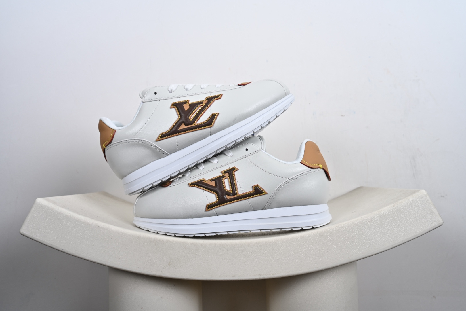 本地💰460终端供货
外贸跑量专供 Nigo x Louis Vuitton LV联名款 阿甘 低帮运动休闲鞋 大厂出品 品质板正 
尺码：36-47-X7-H1