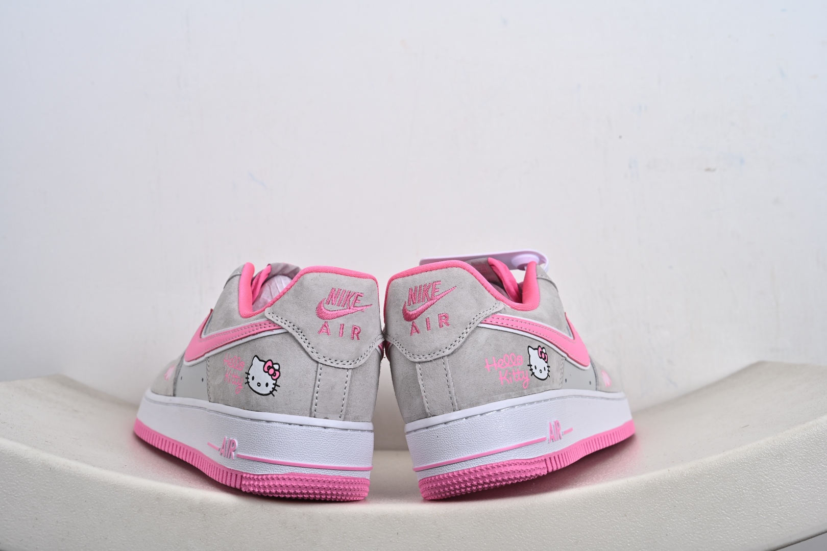 本地💰250优势放店
✨ 甜酷出击!Air Force 1 Low × Hello Kitty 联名款
当经典空军一号遇上萌神Hello Kitty,这双鞋直接把少女心焊在了鞋面上!浅灰麂皮拼接雾感皮革,搭配亮眼芭比粉勾边,温柔又吸睛。鞋身点缀Hello Kitty头像、蝴蝶结和糖果刺绣,每一处细节都在释放可爱信号🎀。粉色鞋带与撞色中底呼应,鞋底的粉色纹路自带甜美滤镜,走在街上回头率直接爆表👀。不管是搭配百褶裙打造学院风,还是配牛仔裤走甜酷路线,它都能轻松hold住,让你在可爱与帅气之间自由切换。
货号:SS1979-008
Size:36 36.5 37.5 38 38.5 39 40 40.5 41 42 42.5 43 44 44.5 45-G1-F1