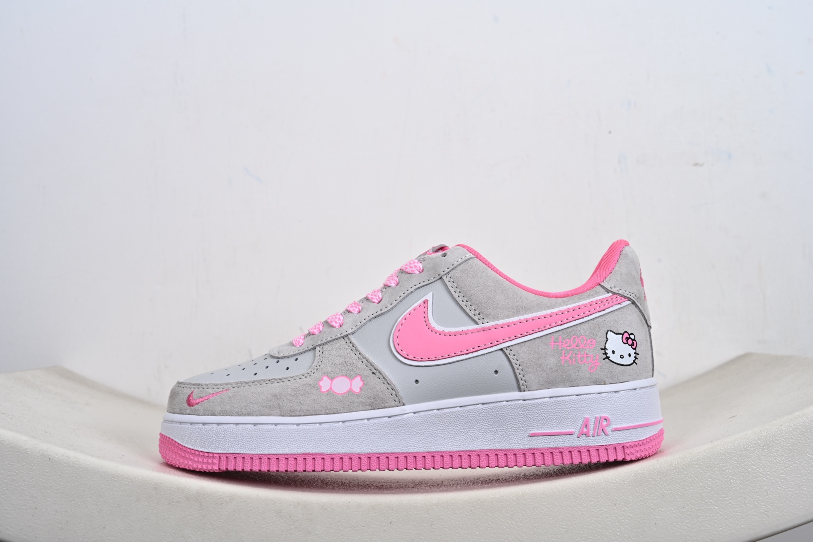 本地💰250优势放店
✨ 甜酷出击!Air Force 1 Low × Hello Kitty 联名款
当经典空军一号遇上萌神Hello Kitty,这双鞋直接把少女心焊在了鞋面上!浅灰麂皮拼接雾感皮革,搭配亮眼芭比粉勾边,温柔又吸睛。鞋身点缀Hello Kitty头像、蝴蝶结和糖果刺绣,每一处细节都在释放可爱信号🎀。粉色鞋带与撞色中底呼应,鞋底的粉色纹路自带甜美滤镜,走在街上回头率直接爆表👀。不管是搭配百褶裙打造学院风,还是配牛仔裤走甜酷路线,它都能轻松hold住,让你在可爱与帅气之间自由切换。
货号:SS1979-008
Size:36 36.5 37.5 38 38.5 39 40 40.5 41 42 42.5 43 44 44.5 45-G1-F1