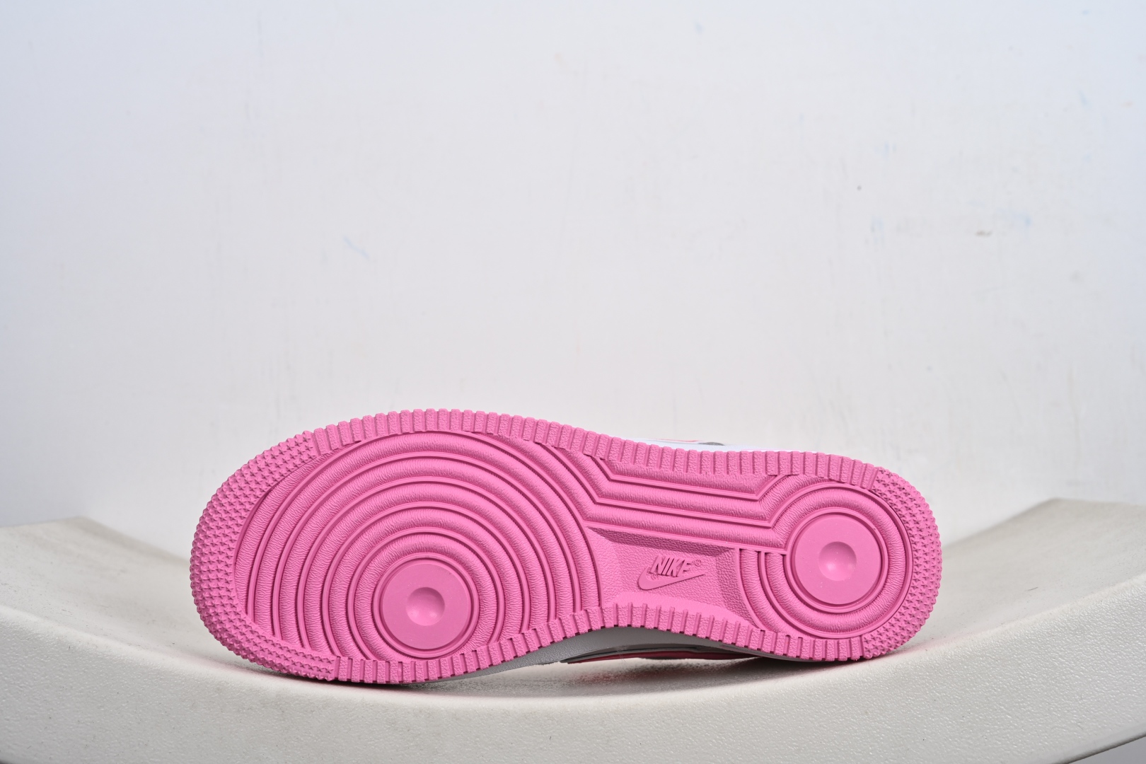 本地💰250优势放店
✨ 甜酷出击!Air Force 1 Low × Hello Kitty 联名款
当经典空军一号遇上萌神Hello Kitty,这双鞋直接把少女心焊在了鞋面上!浅灰麂皮拼接雾感皮革,搭配亮眼芭比粉勾边,温柔又吸睛。鞋身点缀Hello Kitty头像、蝴蝶结和糖果刺绣,每一处细节都在释放可爱信号🎀。粉色鞋带与撞色中底呼应,鞋底的粉色纹路自带甜美滤镜,走在街上回头率直接爆表👀。不管是搭配百褶裙打造学院风,还是配牛仔裤走甜酷路线,它都能轻松hold住,让你在可爱与帅气之间自由切换。
货号:SS1979-008
Size:36 36.5 37.5 38 38.5 39 40 40.5 41 42 42.5 43 44 44.5 45-G1-F1