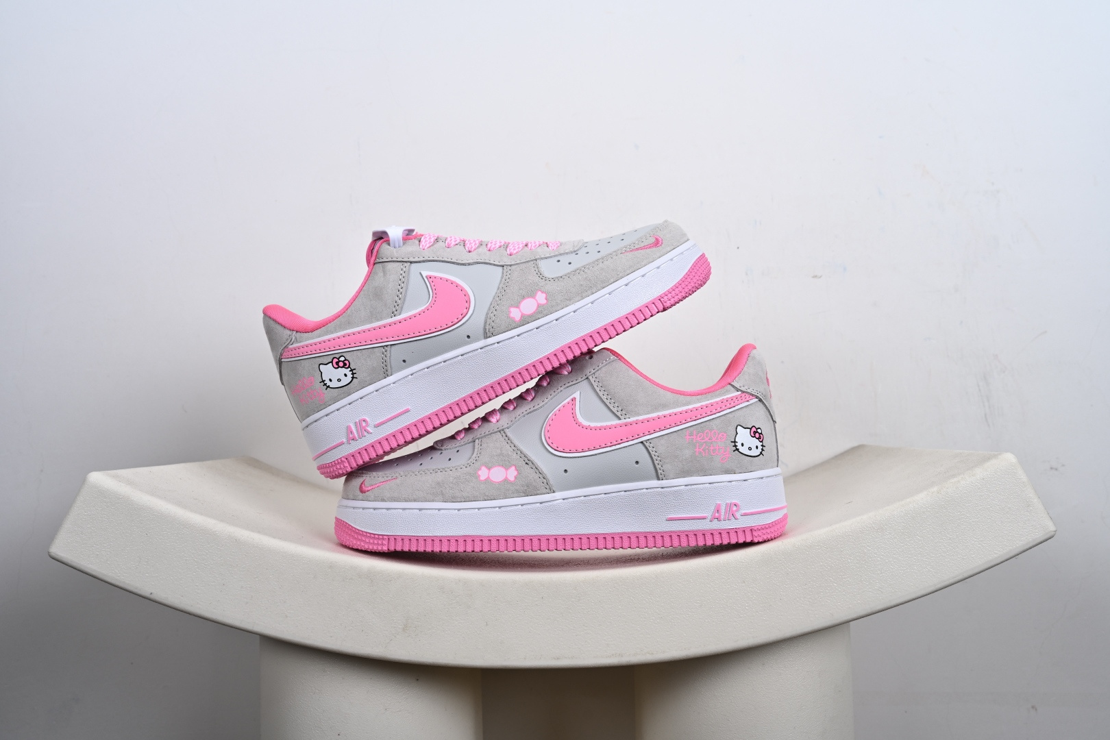 本地💰250优势放店
✨ 甜酷出击！Air Force 1 Low × Hello Kitty 联名款
 当经典空军一号遇上萌神Hello Kitty，这双鞋直接把少女心焊在了鞋面上！浅灰麂皮拼接雾感皮革，搭配亮眼芭比粉勾边，温柔又吸睛。鞋身点缀Hello Kitty头像、蝴蝶结和糖果刺绣，每一处细节都在释放可爱信号🎀。粉色鞋带与撞色中底呼应，鞋底的粉色纹路自带甜美滤镜，走在街上回头率直接爆表👀。不管是搭配百褶裙打造学院风，还是配牛仔裤走甜酷路线，它都能轻松hold住，让你在可爱与帅气之间自由切换。
货号:SS1979-008
Size:36 36.5 37.5 38 38.5 39 40 40.5 41 42 42.5 43 44 44.5 45-G1-F1