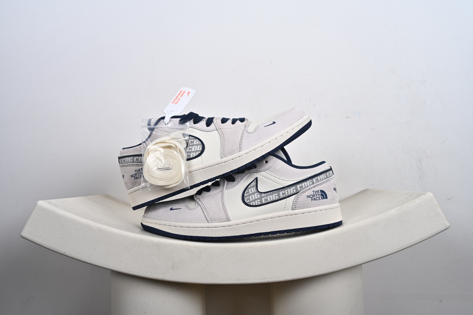 福利💰140支持放店
Air Jordan 1 Retro Low x The North Face x CDG 北面联名-米灰蓝 定制配色 原厂内置气垫魔块 A模大底 头层小牛皮 鞋舌AJ原厂专用牛津布+AJ专用反口珍珠布+原厂无杂质高弹内里海棉+特殊封边弹力鞋带 
货号：DM9188-011
SIZE：36 36.5 37.5 38 38.5 39 40 40.5 41 42 42.5 43 44 44.5 45-G1-E1