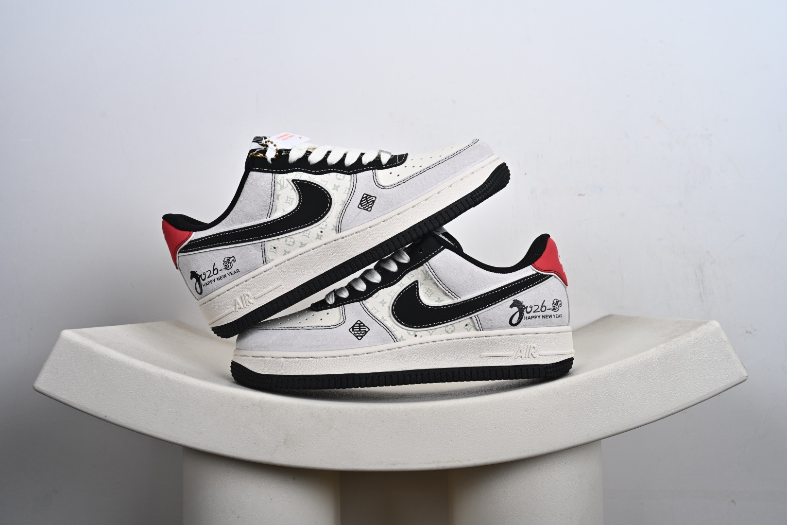 本地💰250优势放店
马年限定潮鞋登场 AIR FORCE 1 这款专为2026马年打造的限定款，以米白为主调，搭配黑红撞色勾勒出利落线条，鞋身印有马年专属标识与“HAPPY NEW YEAR”字样，还附赠精致小马挂饰，细节满满。采用柔软麂皮与透气网布拼接，脚感舒适又兼具质感，经典Air气垫加持日常穿搭无压力，无论是新年出街还是日常通勤，都能让你轻松成为焦点。
货号：HT5088-635
Size：36 36.5 37.5 38 38.5 39 40 40.5 41 42 42.5 43 44 44.5 45-F2-F1