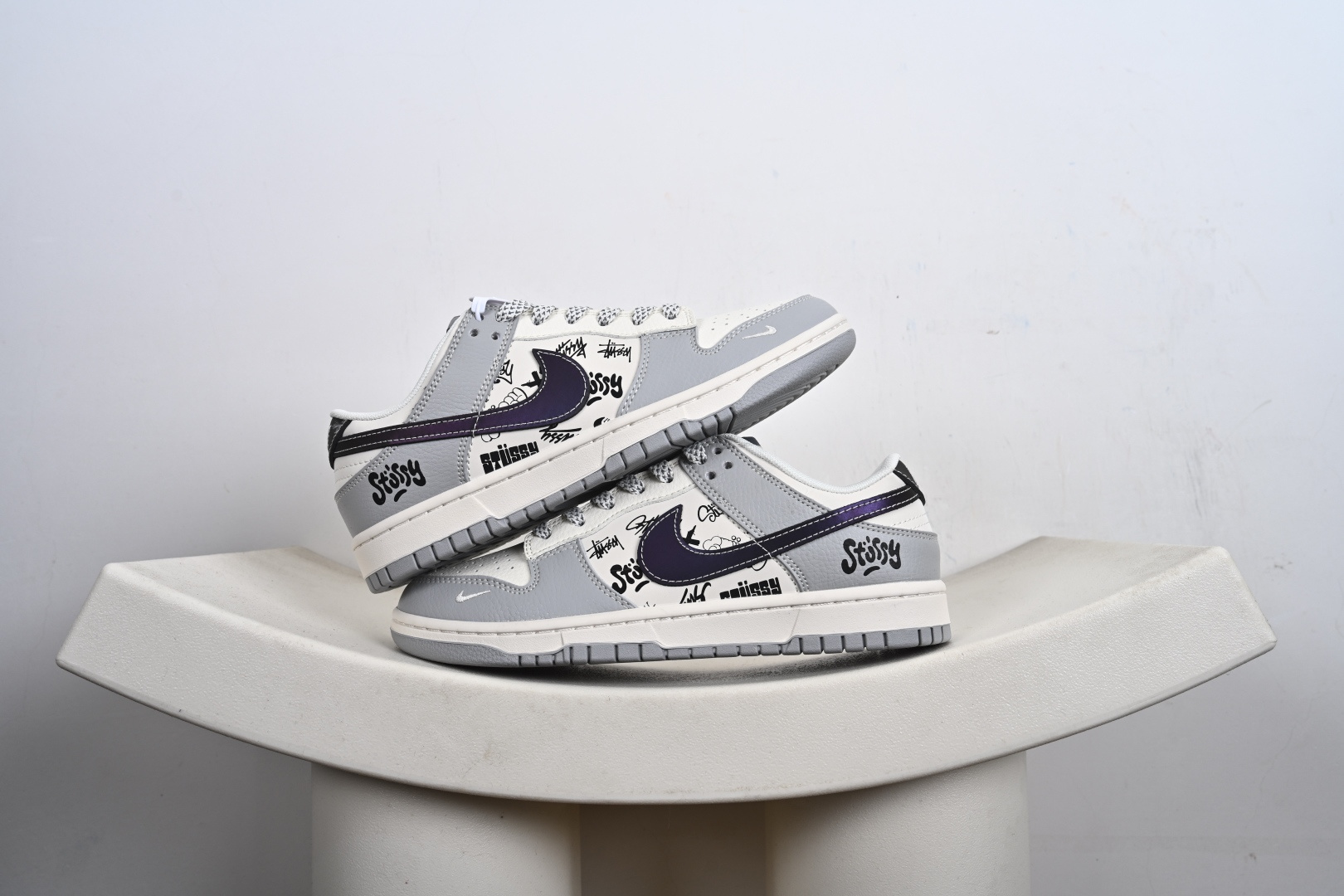 本地💰250支持放店
Nike SB Dunk Low/ AIR JORDAN 1
高端定制 低帮休闲板鞋 定制鞋盒 大厂纯原品质出货 超高清洁度 皮料切割干净无任何毛边 细节完美
货号：XT6998、YX5066、CX5050
Size：36 36.5 37.5 38 38.5 39 40 40.5 41 42 42.5 43 44 44.5 45-G1-F2