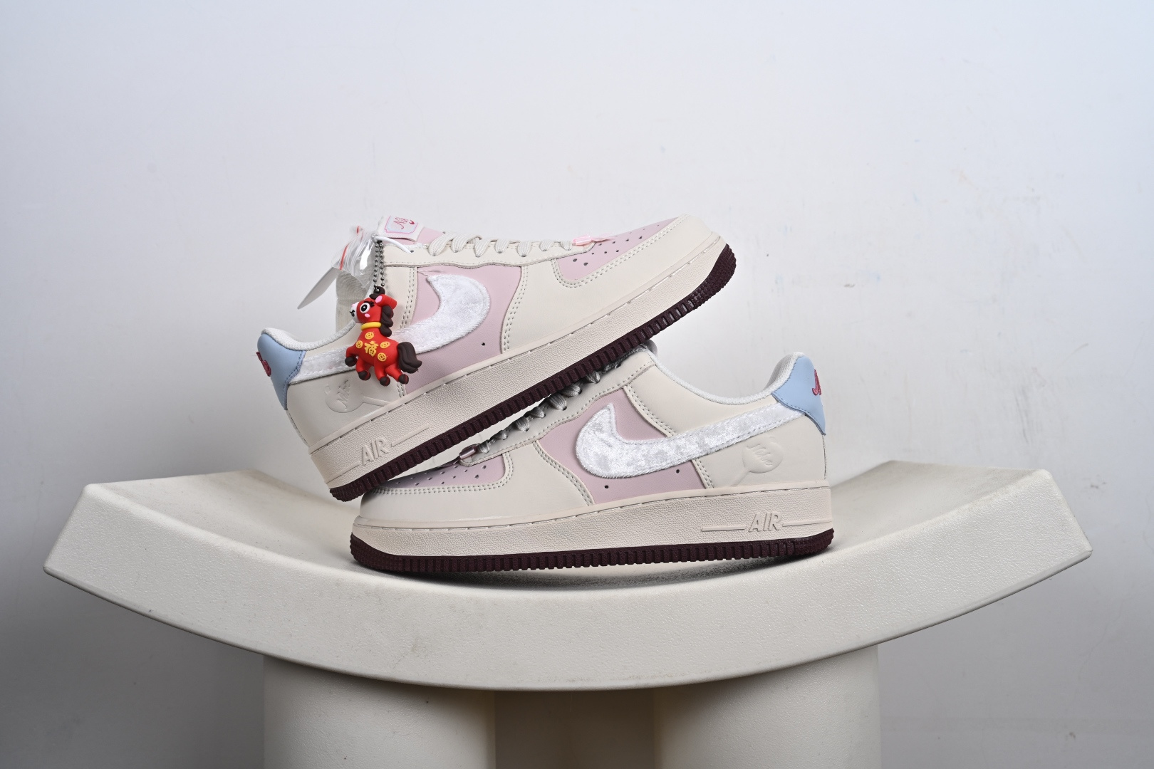 本地💰250优势放店
🌸 温柔甜酷风 · Nike Air Force 1 Low 粉雾撞色款
 当经典空军一号遇上马卡龙撞色，这双Air Force 1 Low把春日甜酷氛围感直接穿在脚下。米白与樱花粉拼接的鞋身是温柔底色，白色丝绒质感的Swoosh在粉调上格外细腻，后跟一抹浅蓝点缀，让整体色彩层次丰富又和谐。深酒红色外底与浅色鞋身形成撞色，在温柔中增添了一丝复古酷感。它保留了Air Force 1标志性的复古轮廓与Air气垫缓震，既满足日常出街的舒适脚感，又能通过甜酷配色成为造型亮点。无论是搭配百褶裙打造学院风，还是用牛仔裤营造美式复古感，都能轻松适配
货号:DF0188-140
Size:36 36.5 37.5 38 38.5 39 40 40.5 41 42 42.5 43 44 44.5 45-G1-F1