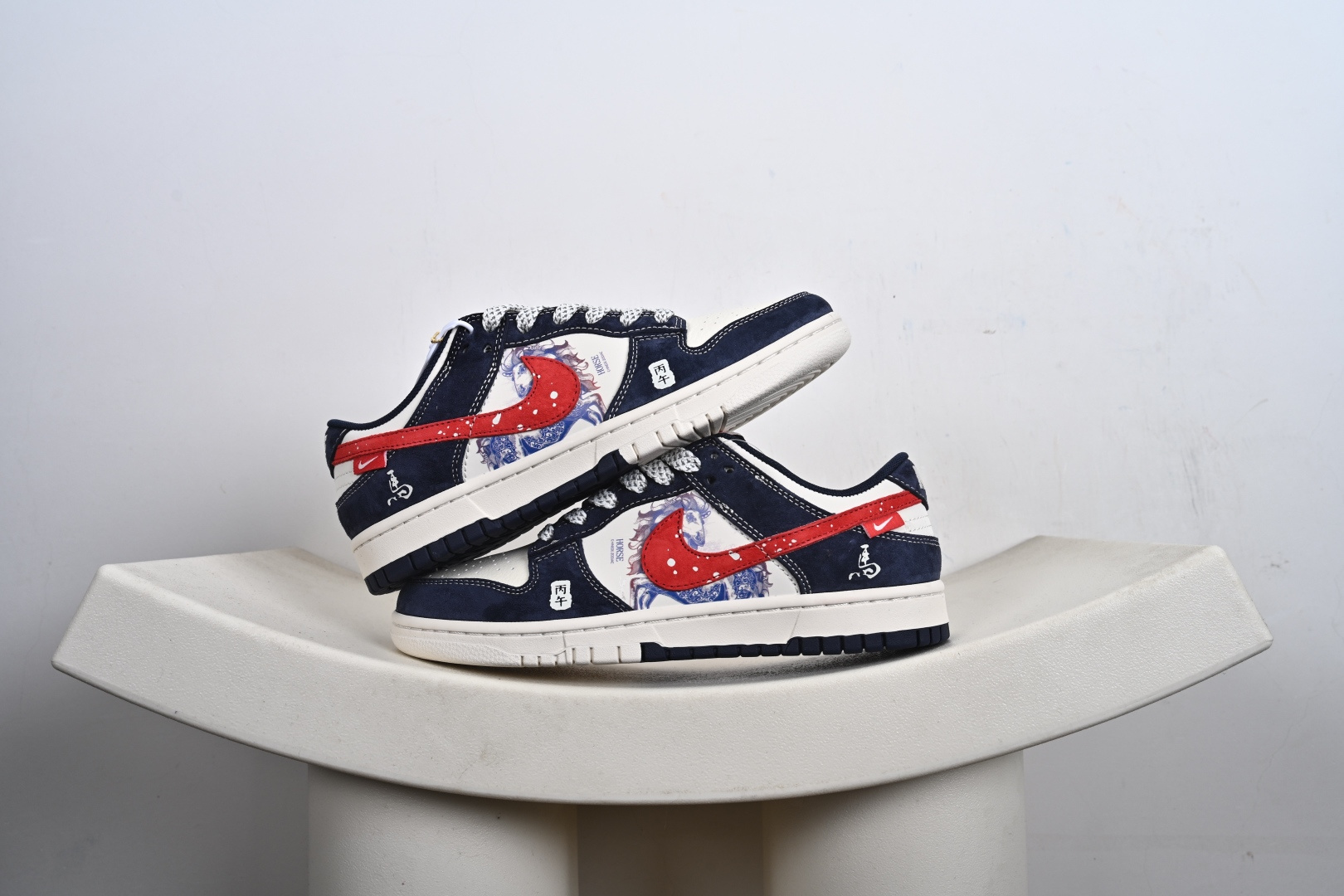 本地💰250支持放店
Nike SB Dunk Low/ AIR JORDAN 1
高端定制 低帮休闲板鞋 定制鞋盒 大厂纯原品质出货 超高清洁度 皮料切割干净无任何毛边 细节完美
货号：XT6998、YX5066、LX1988、
Size：36 36.5 37.5 38 38.5 39 40 40.5 41 42 42.5 43 44 44.5 45-C9-F2